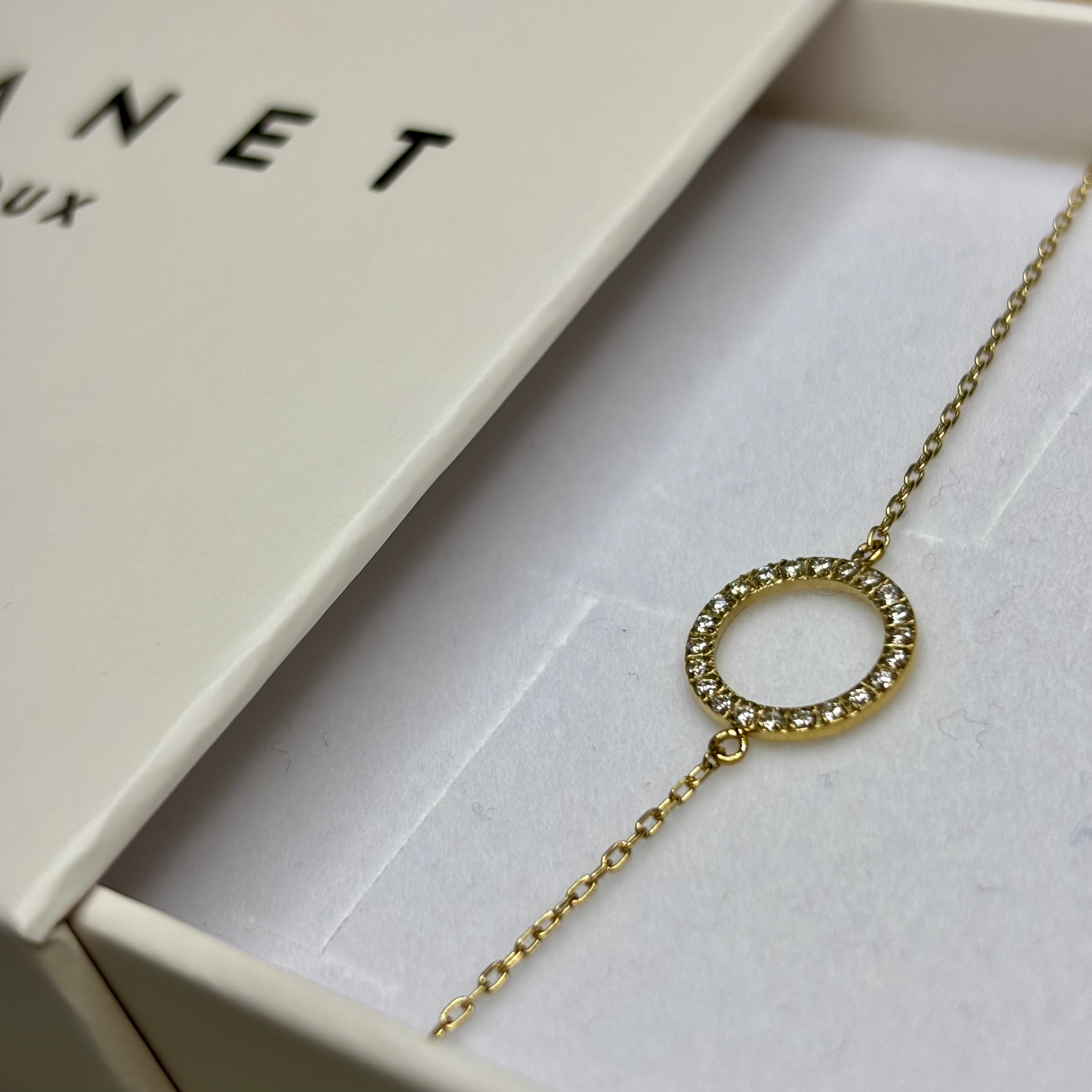 Bracelet acier inoxydable doré à l'or fin et cercle serti d'oxyde de zirconium Aura dans boite cadeau