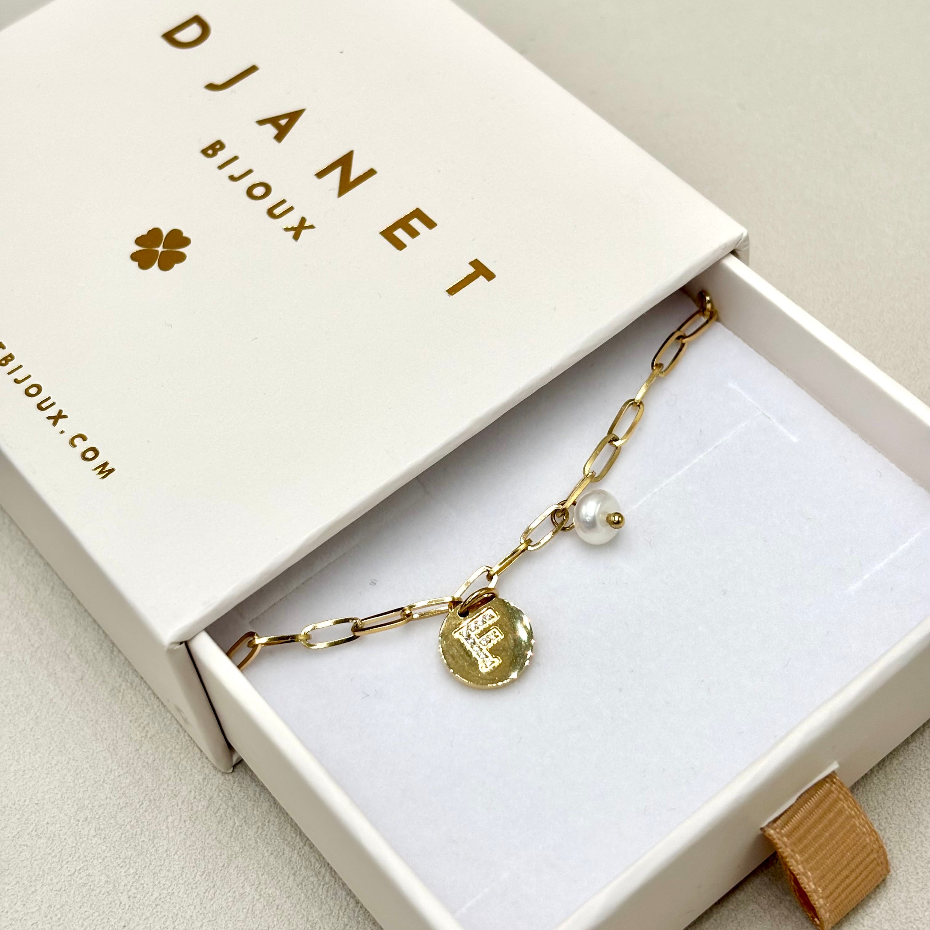 Bracelet personnalisé lettre initiale avec pampille perle d'eau douce et charm lettre zirco dans boite tiroir Djanet Bijoux