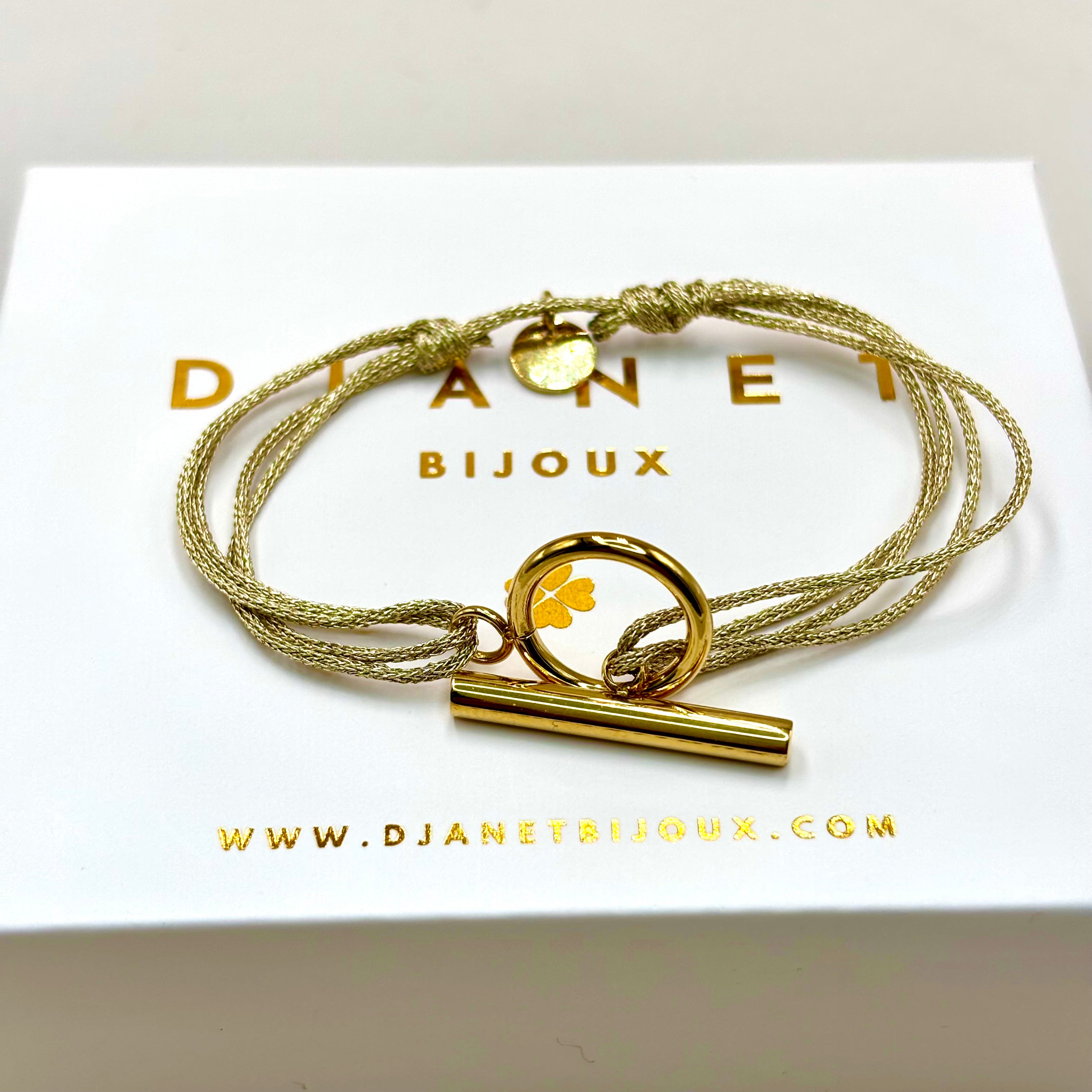 Bracelet cordon double doré scintillant fermoir T Toggle en acier inoxydable doré à l'or fin sur une boite cadeau Djanet Bijoux
