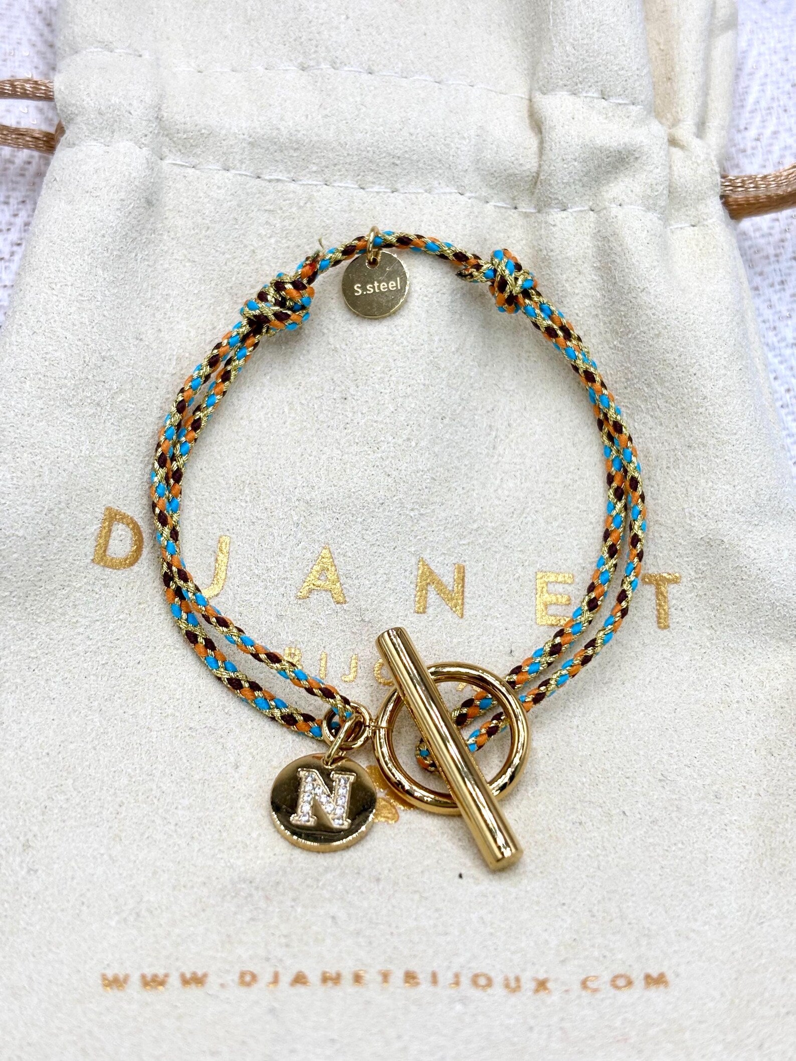 Bracelet cordon fermoir T Toggle en acier inoxydable doré initiale Lettre zirconium gravée sur pochon Djanet Bijoux