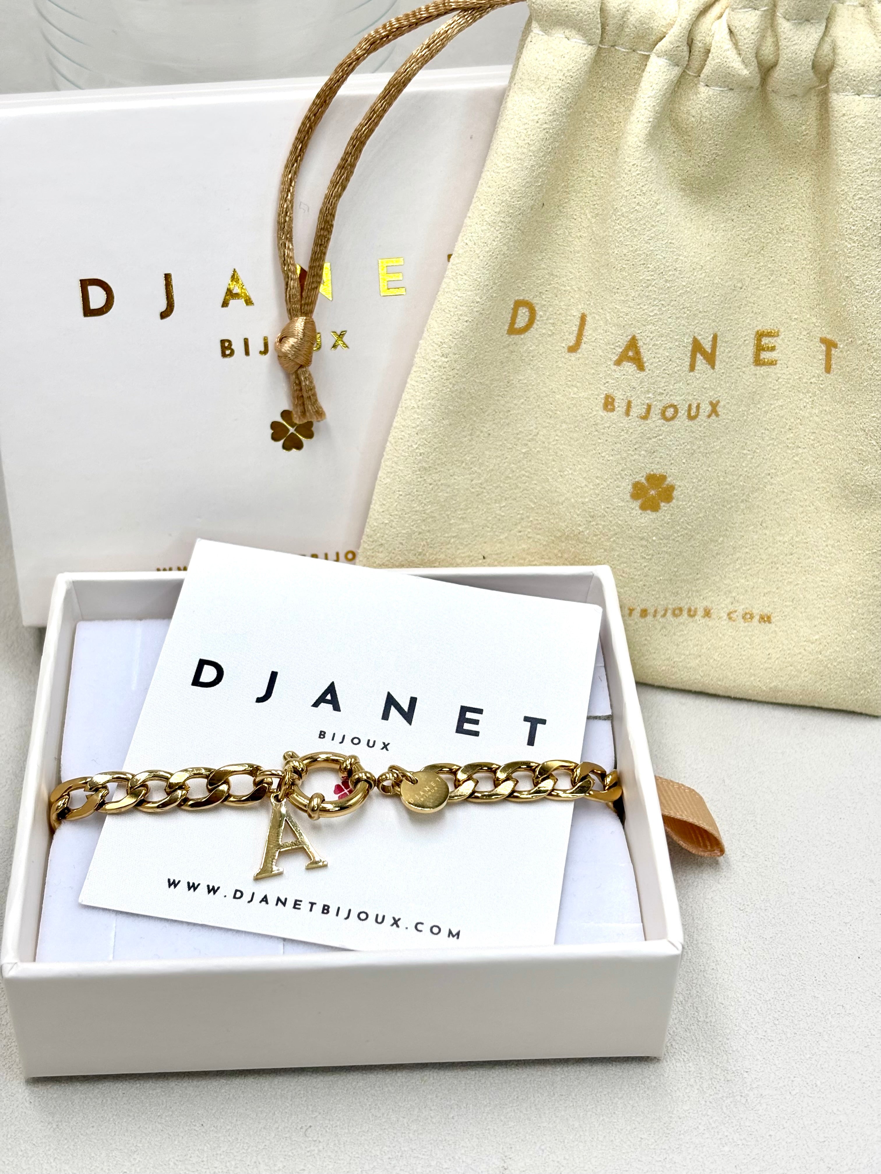 Bracelet gourmette en acier inoxydable doré avec fermoir mousqueton rond bouée et pendentif initiale présenté dans la boite cadeau Djanet Bijoux