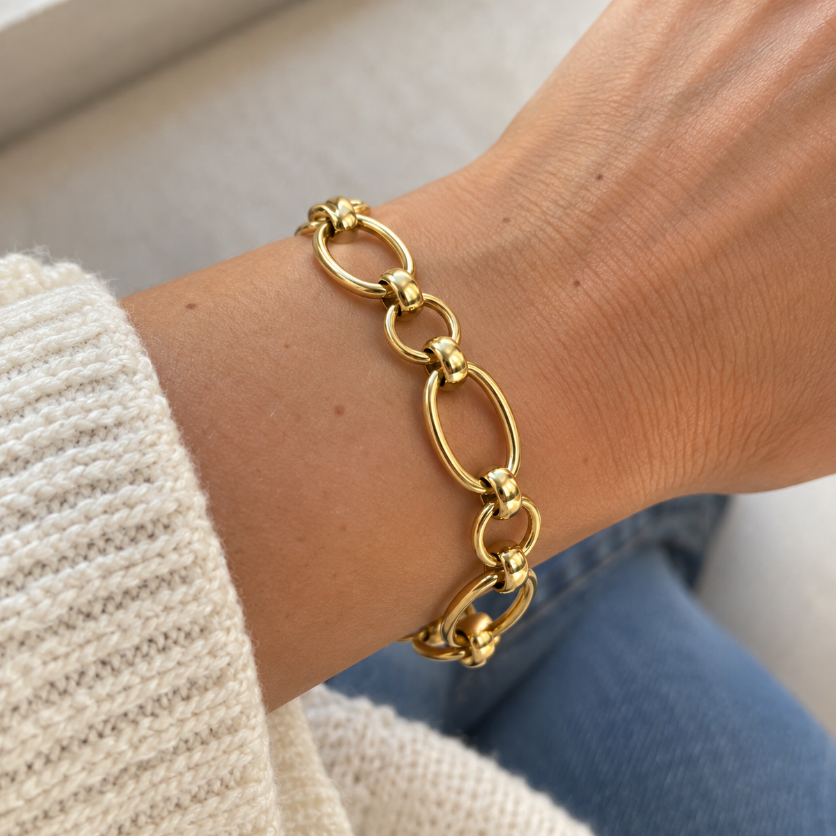 Bracelet chaîne doré femme à maillons ovales porté au poignet