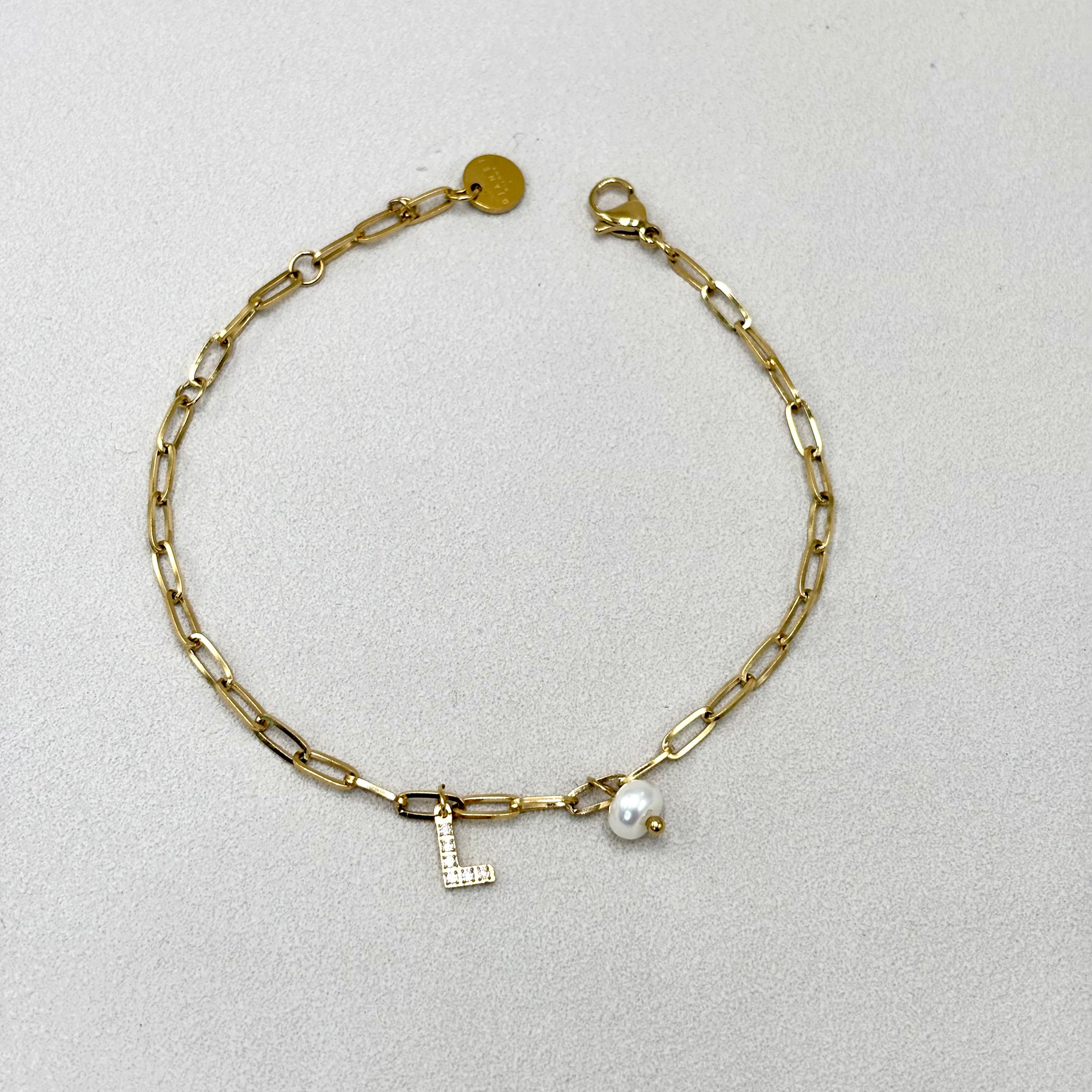Bracelet personnalisé chaine maille ovale en acier inoxydable et breloques perle d'eau douce et lettre L en zirconium