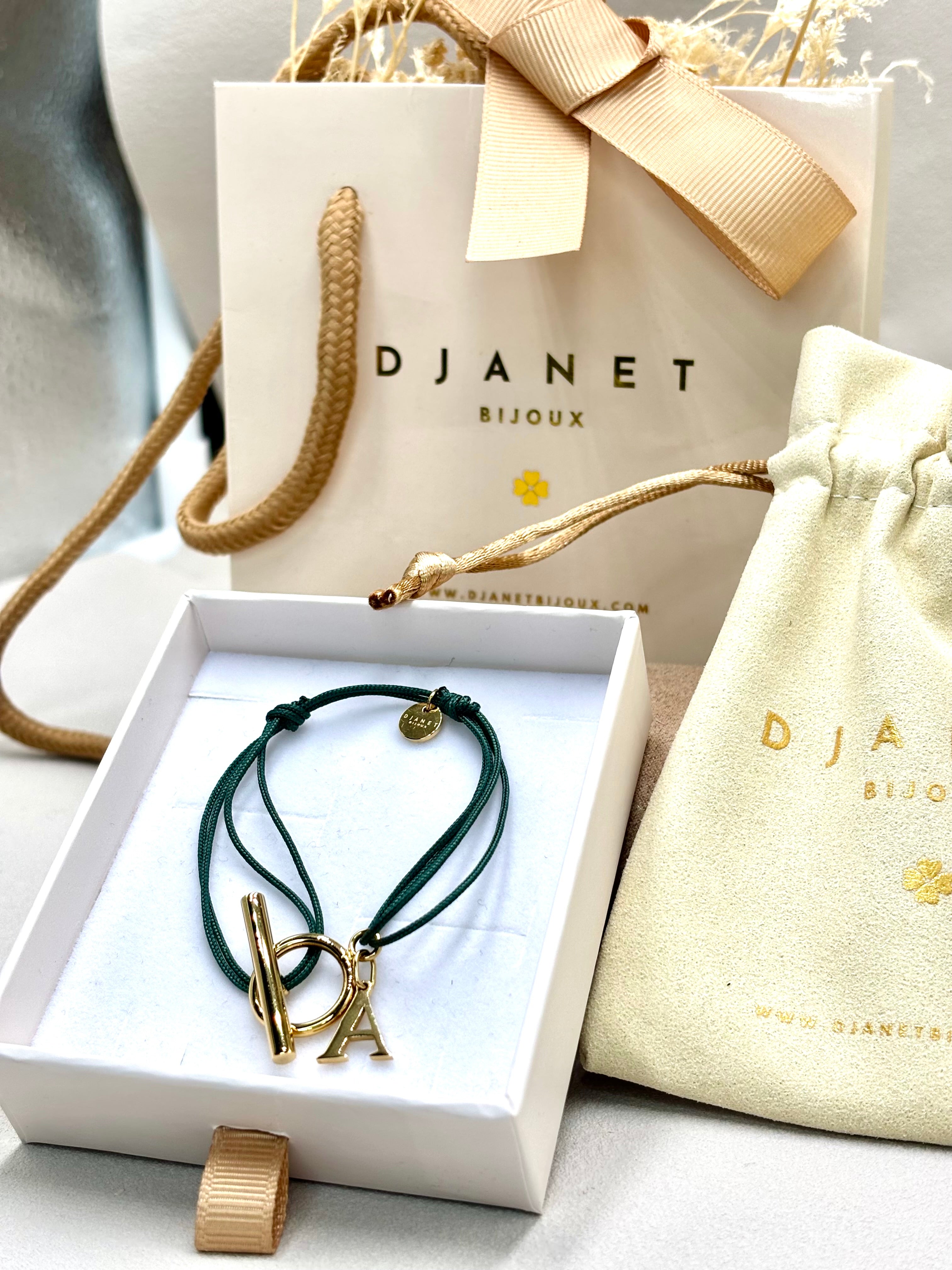 Bracelet double cordon vert  personnalise avec lettre initiale fermoir T Toggle en acier inoxydable dore présenté dans une boite Djanet Bijoux