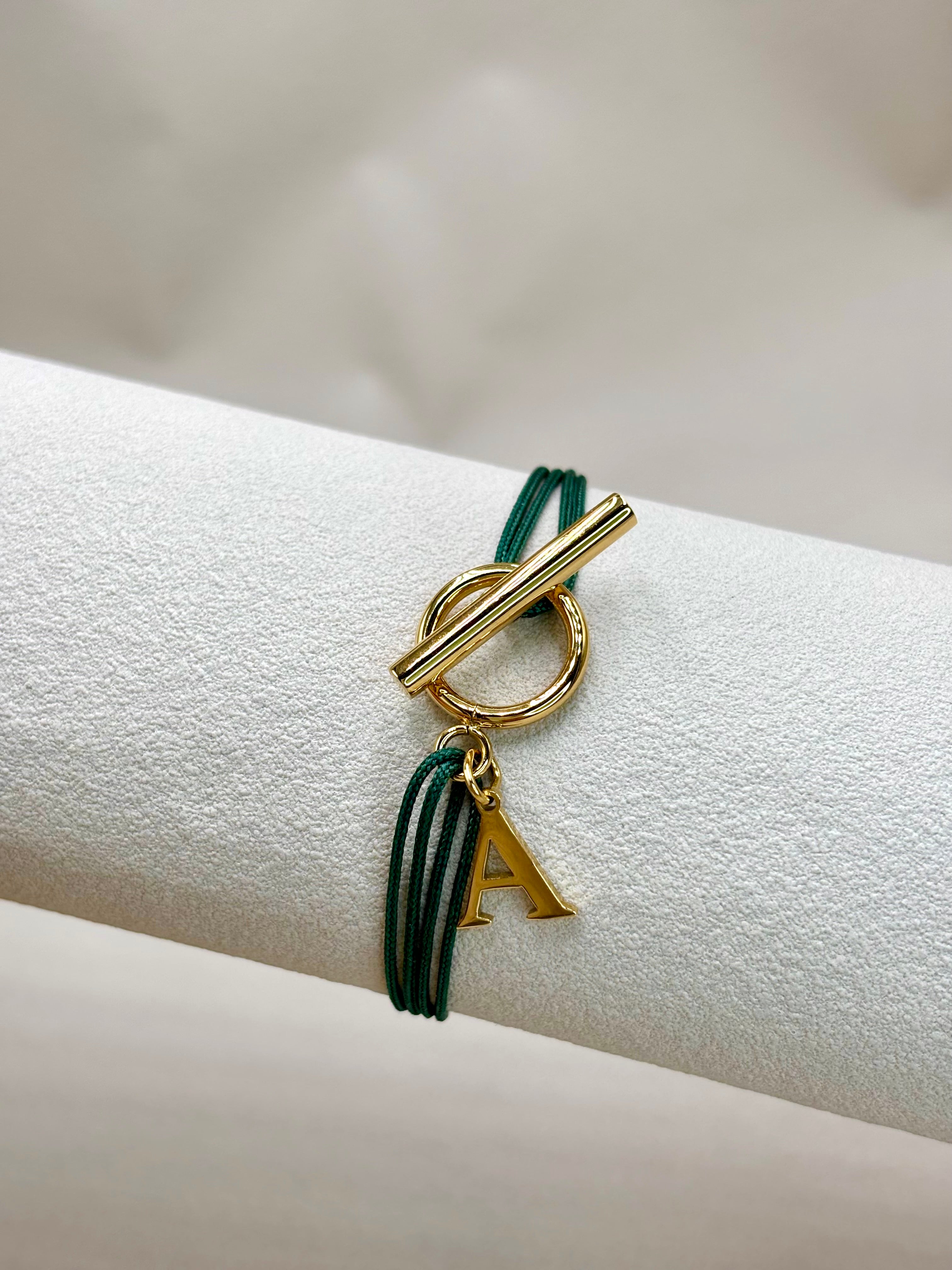 Bracelet double cordon vert personnalise avec initiale fermoir T Toggle en  acier inoxydable dore à l'or fin 