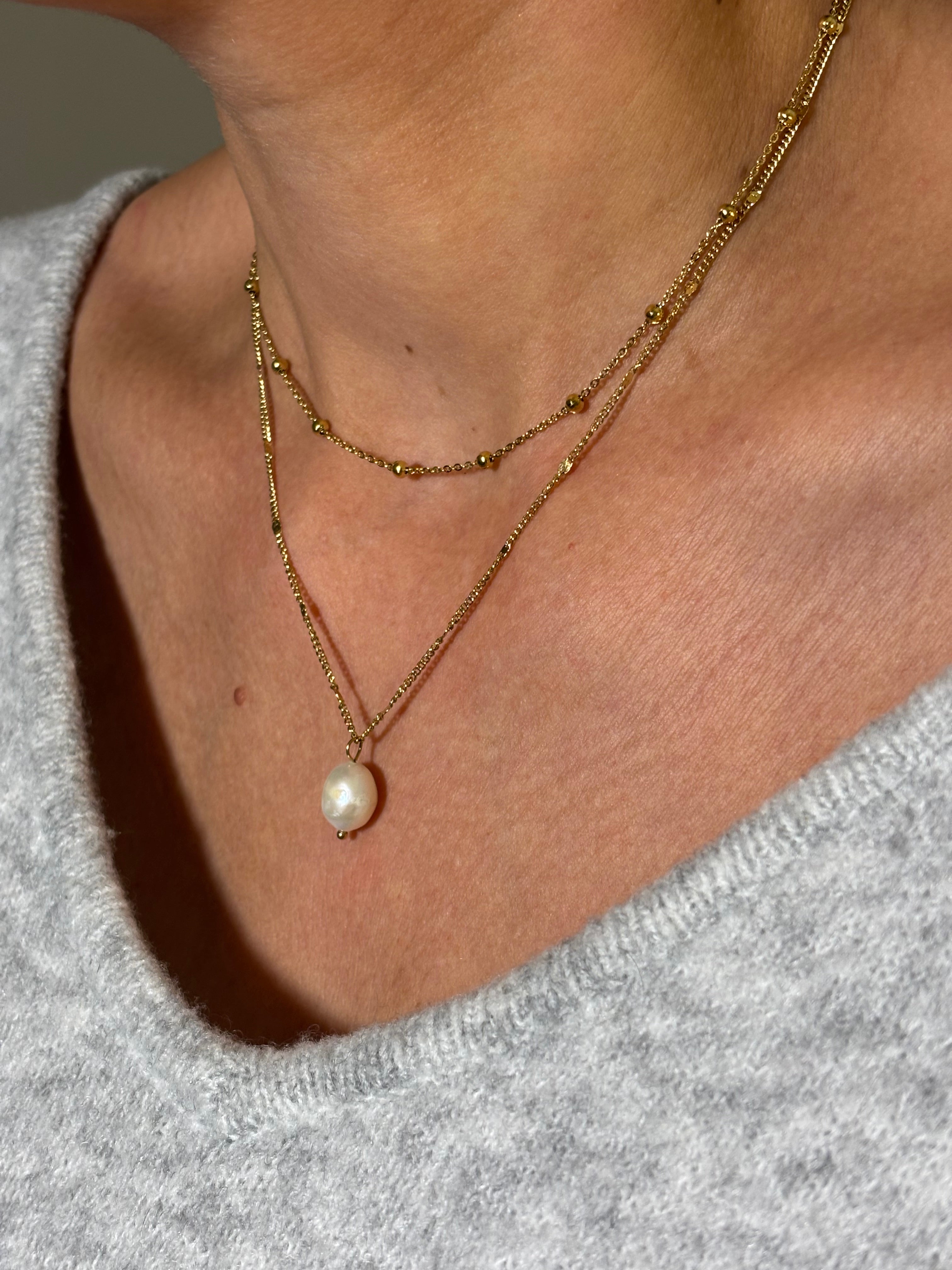 Collier Chaine pendentif acier doré et perles d'eau douce portée avec collier chaine boules