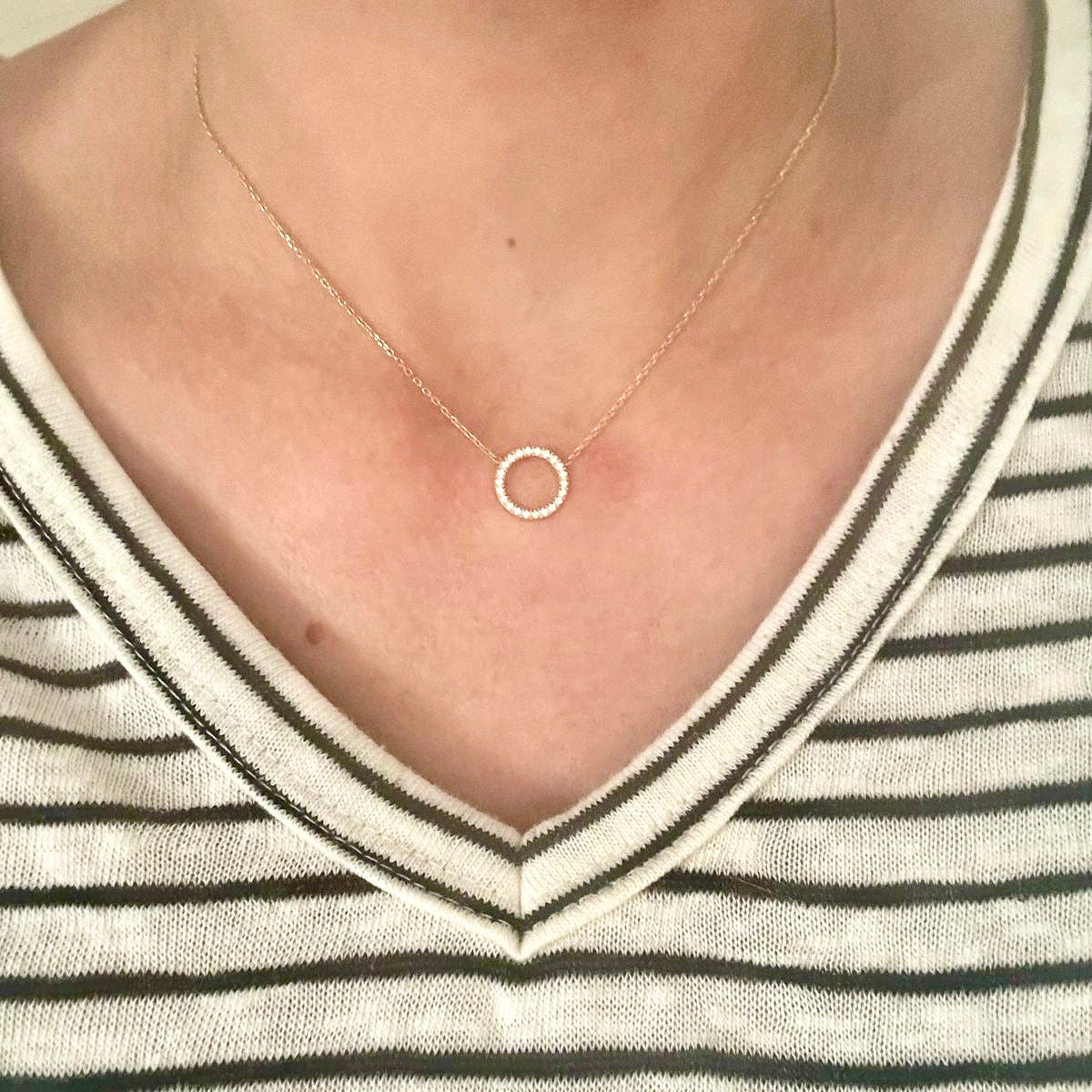 Collier chaine fine en acier inoxydable doré cercle ajouré en oxydes de zirconium porté T-Shirt rayures