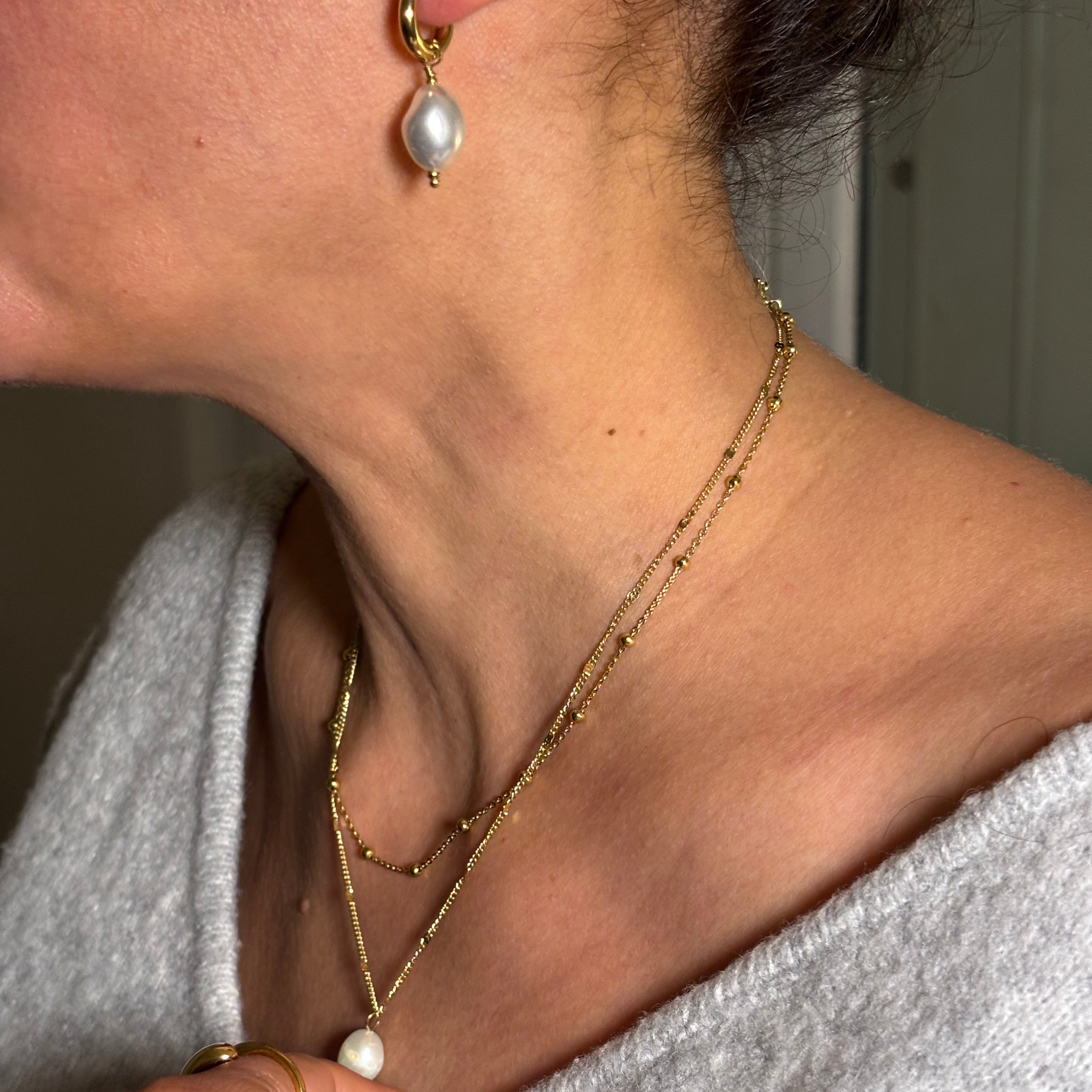 Collier chaine fine en acier doré avec pendentif perles d'eau douce porté avec chaîne boules