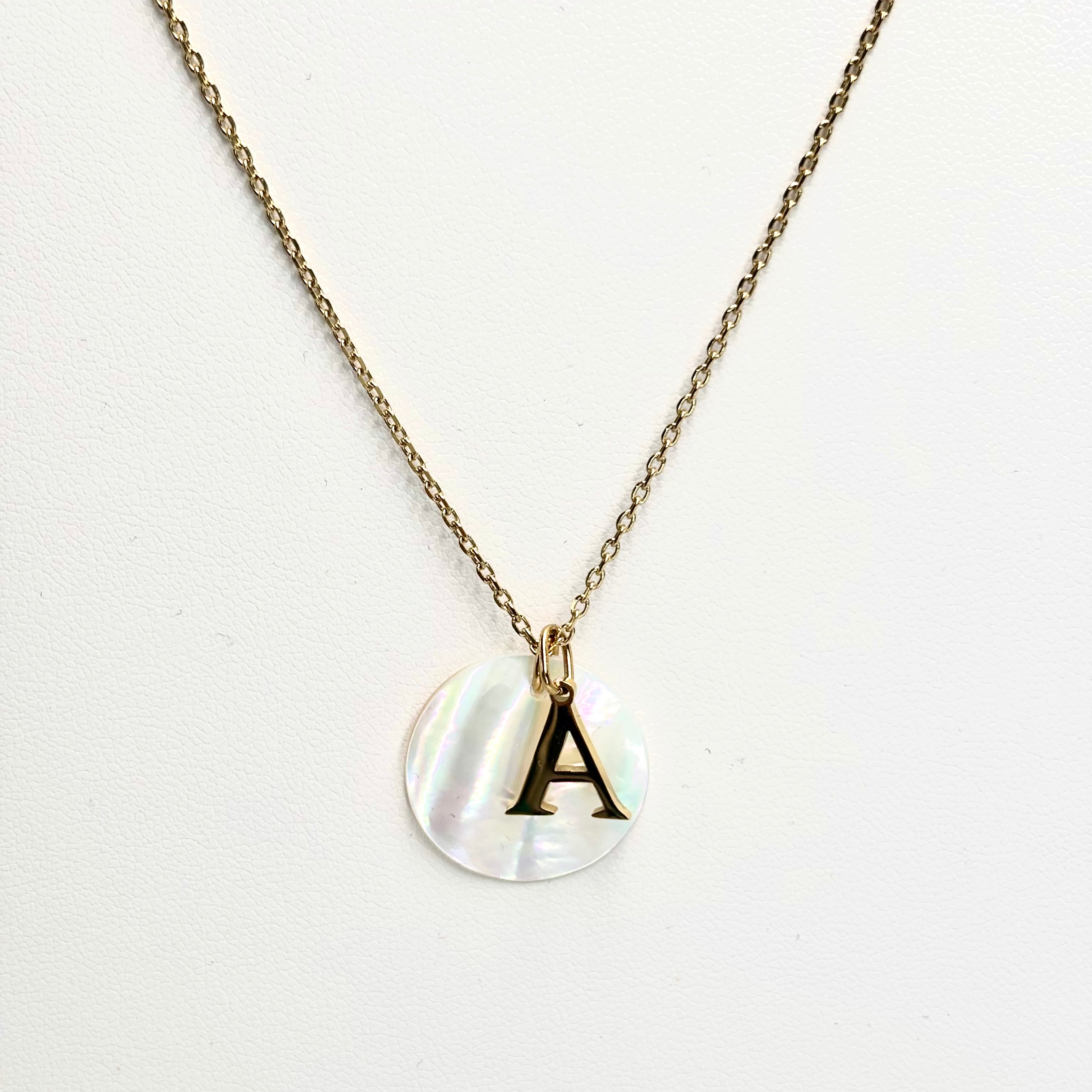 Collier Lettres Initiales en acier inoxydable doré et médaille ronde nacre sur chaine maille forçat acier doré sur fond blance