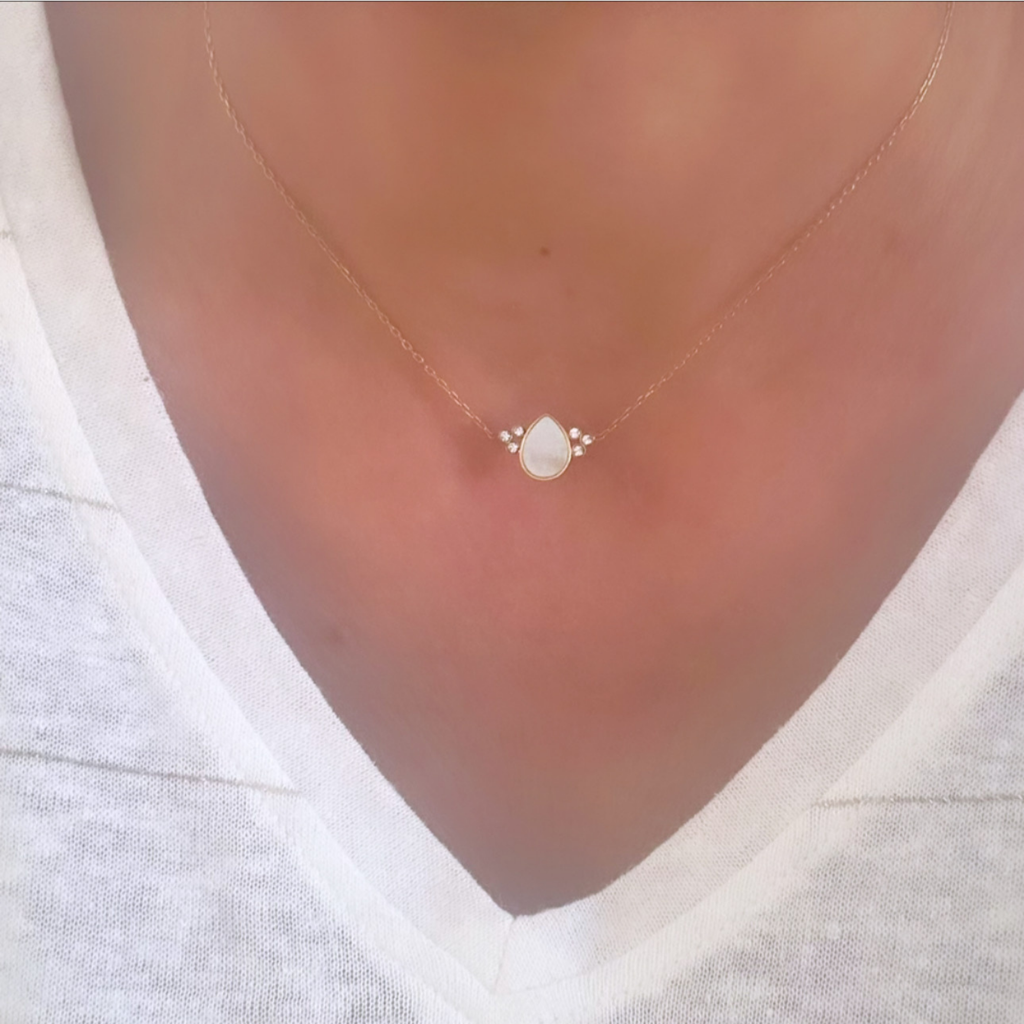 Collier Goutte en Nacre Blanche - Chaine fine dorée à l'or fin & Oxydes de Zirconium - Pauline