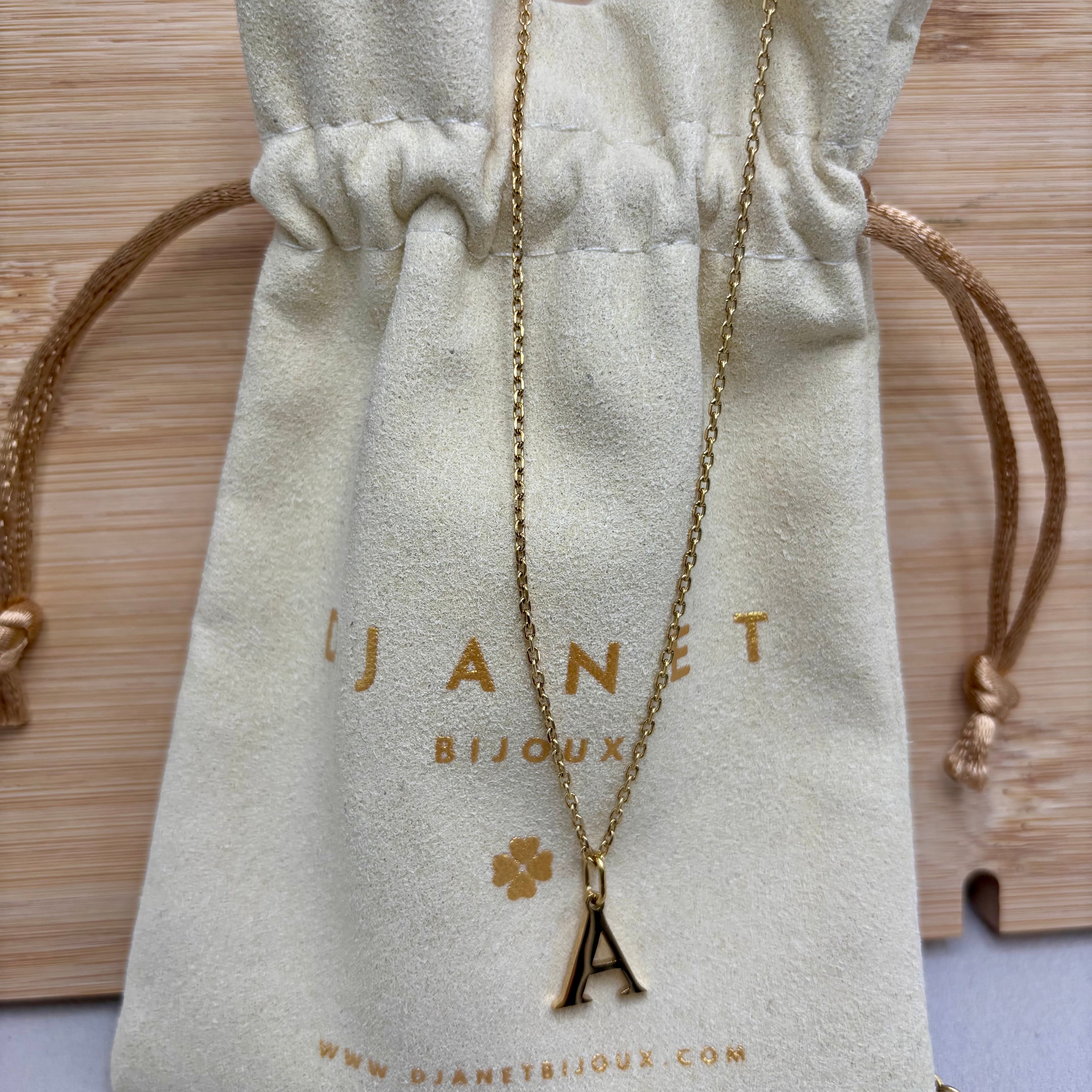 Collier personnalisé Initiales en acier inoxydable doré sur pochon 