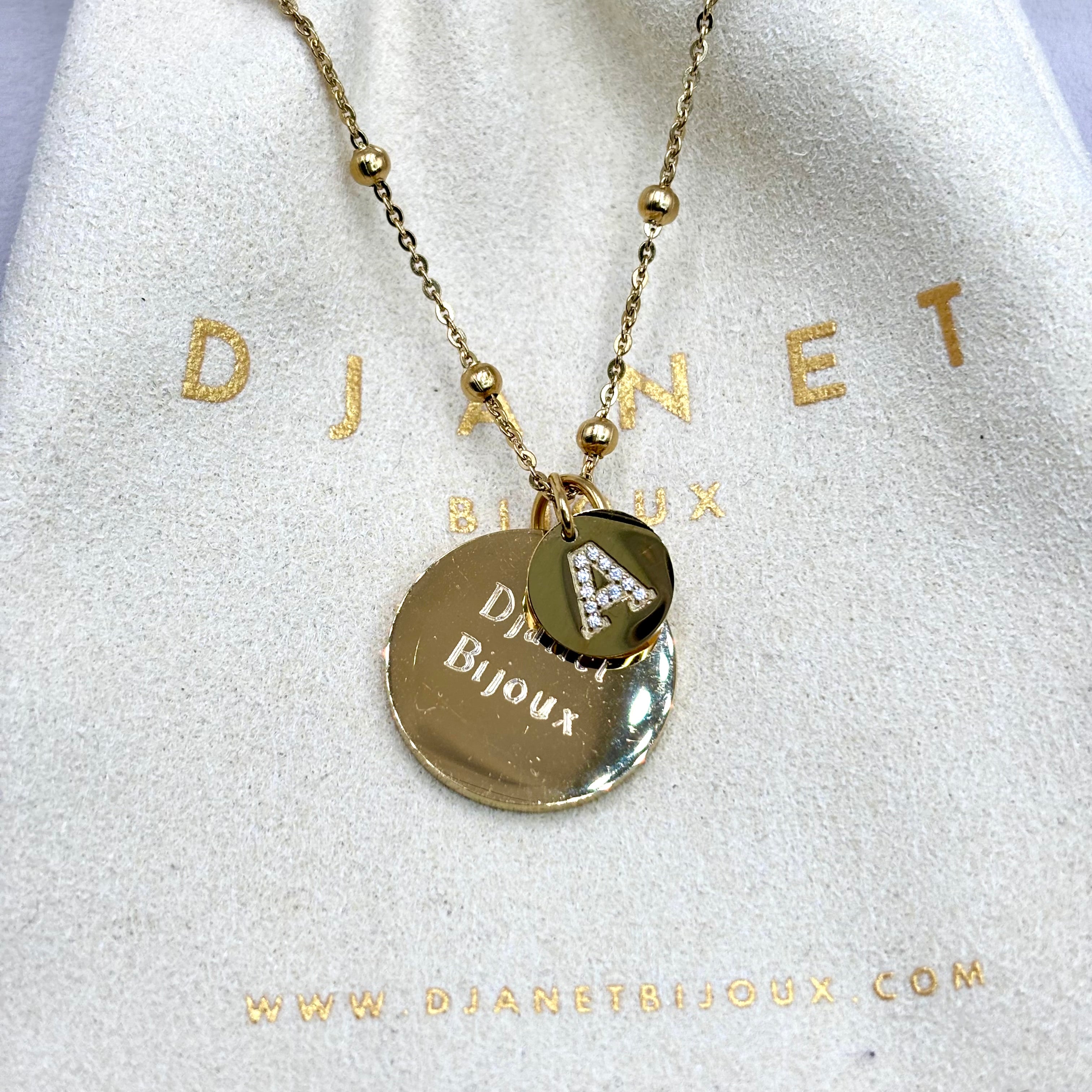 Collier personnalisé en acier inoxydable doré à l'or fin avec médaille à graver et charm avec lettre en zirconium incrustée