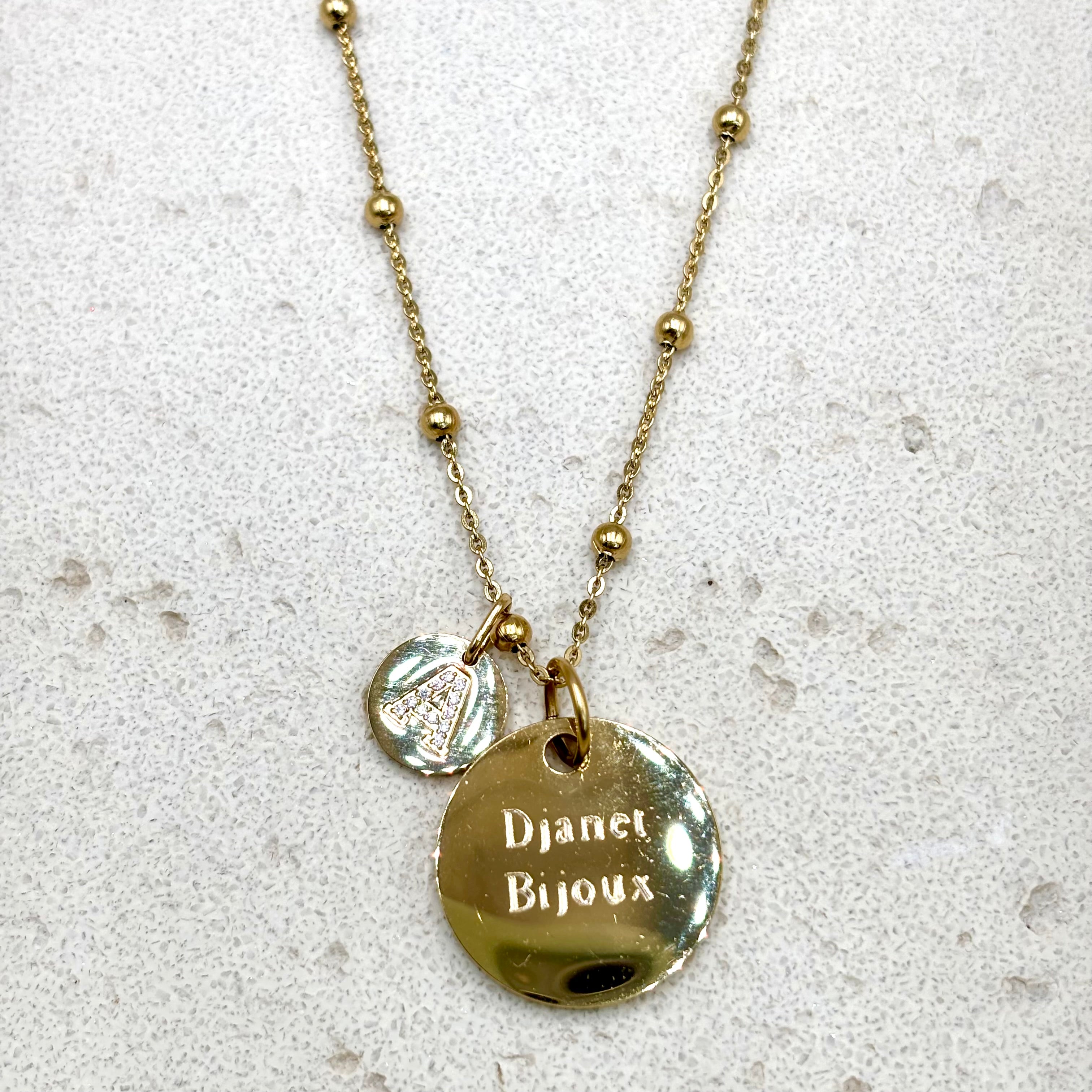 Collier personnalisé médaille à graver  en acier inoxydable doré à l'or fin 14K et petit charm gravé d'une lettre en zirconium 
