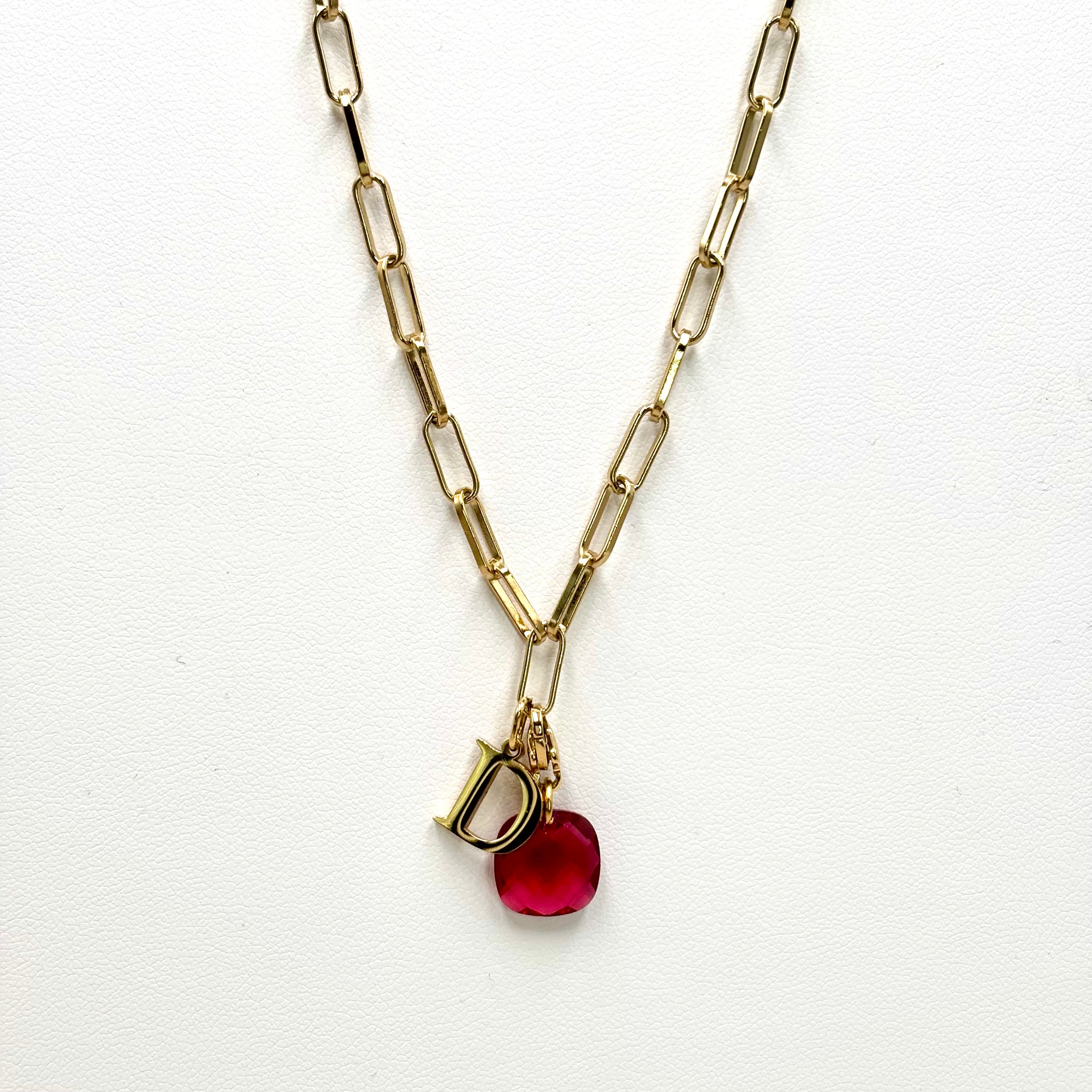 Collier Personnalise grandes mailles Ovale Initiales en acier inoxydable doré à l'or fin et charm pierres naturelles carré oeil de chat rouge