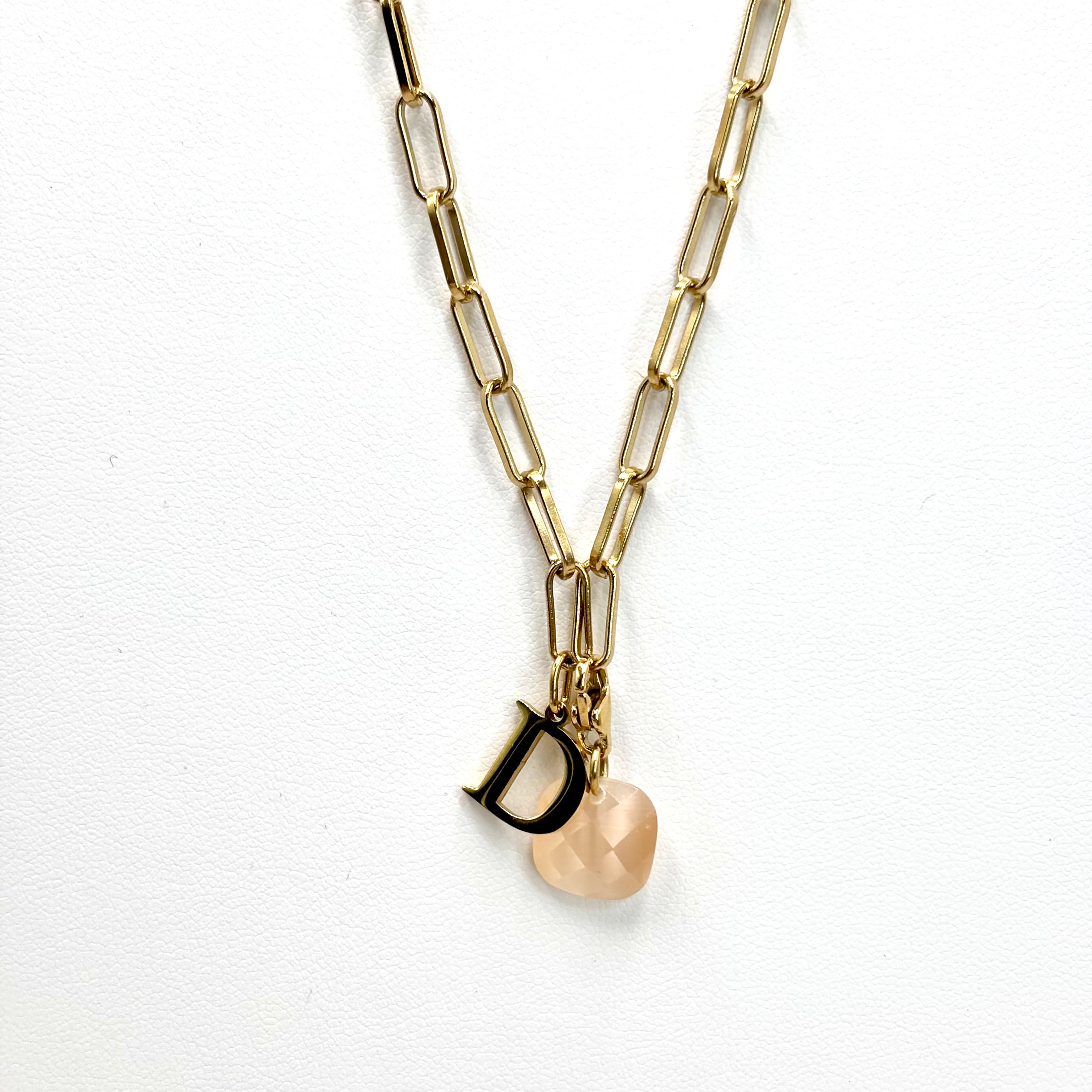 Collier Personnalise grandes mailles ovale Initiales en acier inoxydable doré à l'or fin et charm pierres naturelles carré oeil de chat rose beige