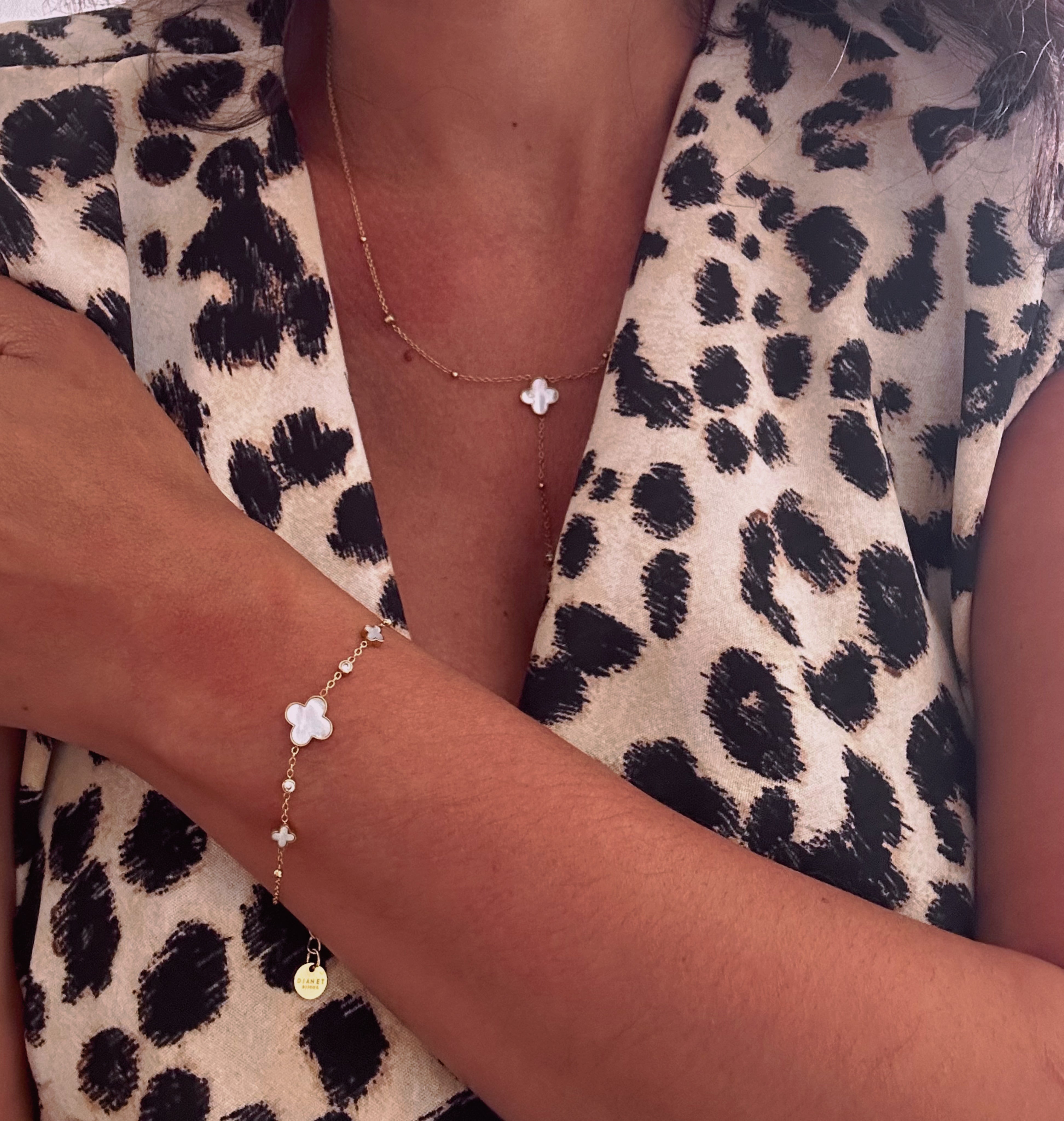 Collier cravate chaine fine en acier inoxydable trèfle nacre et billes d'acier et bracelet trefle porté 