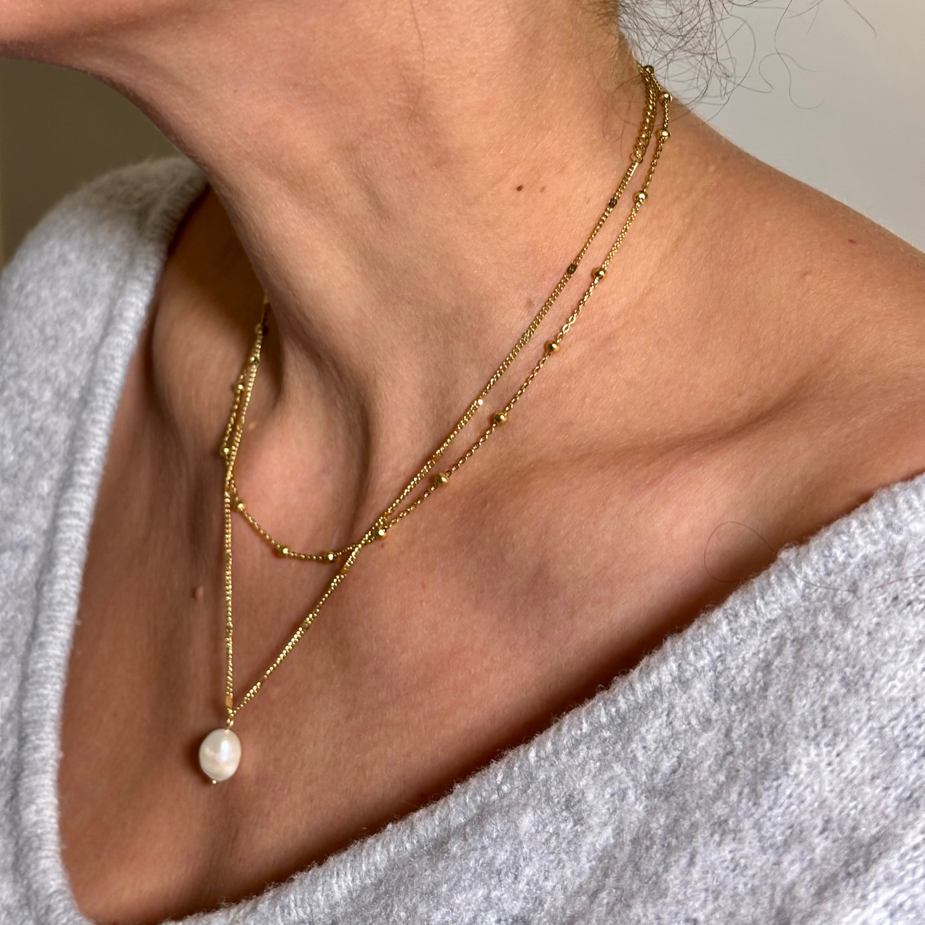 Collier acier dore pendentif nacre Amelia porté avec un collier chaine boules