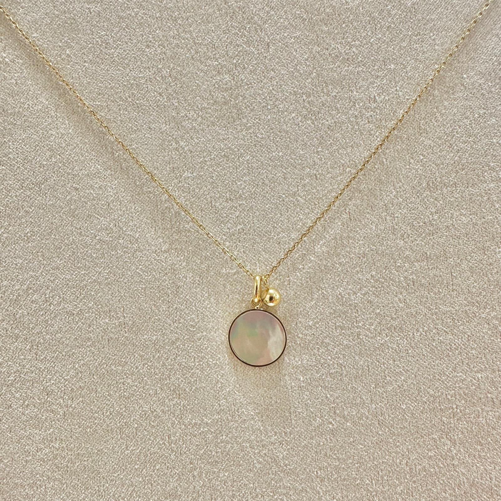 Collier en acier inoxydable doré femme avec pendentif médaille nacre et perle d'acier doré 