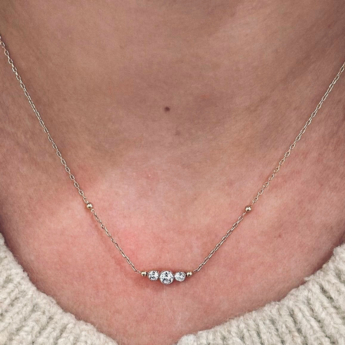 Collier femme en acier inoxydable doré 3 zirconium et billes dorée
