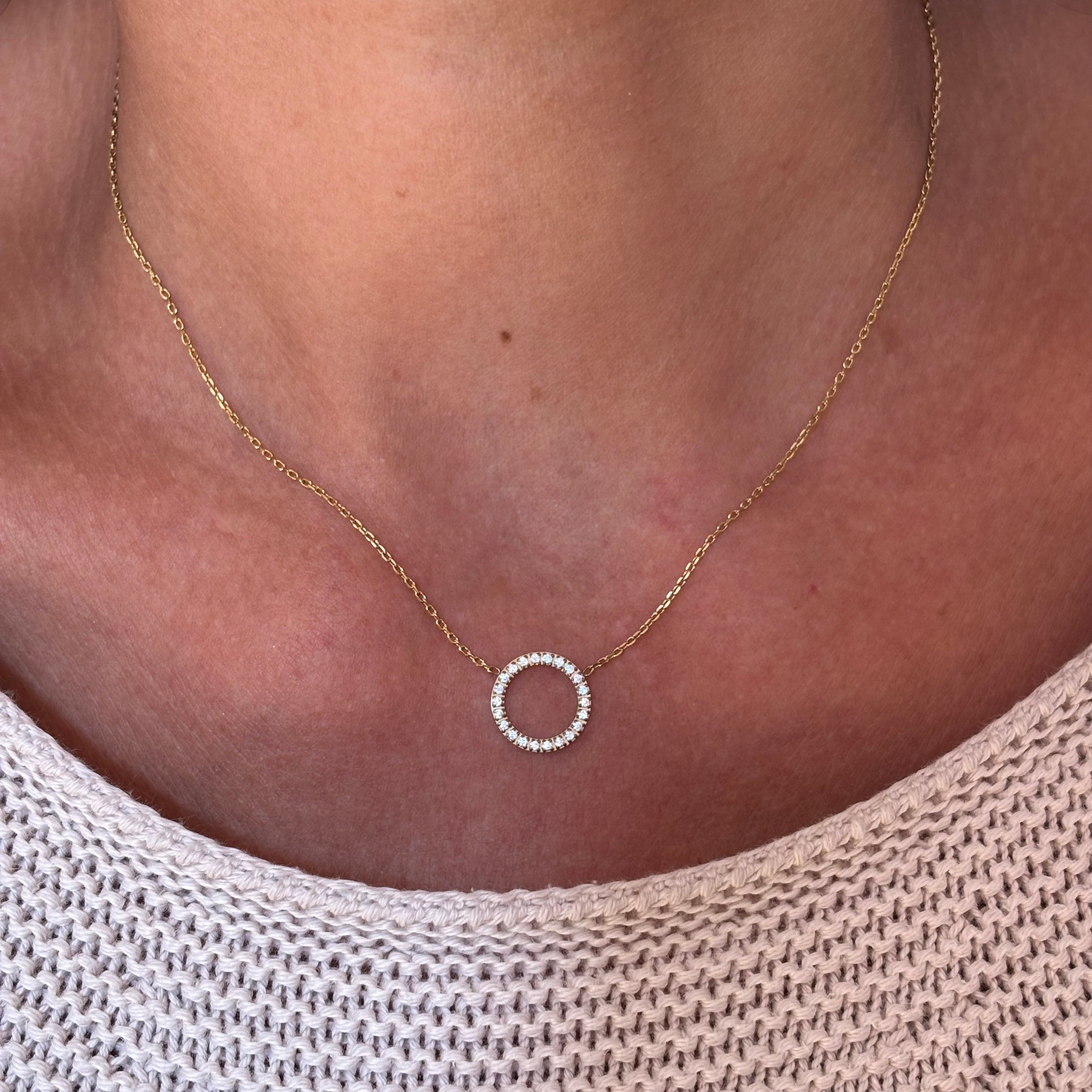 Collier cercle ajouré serti de zirconium et chaine fine en acier inoxydable doré à l'or fin 