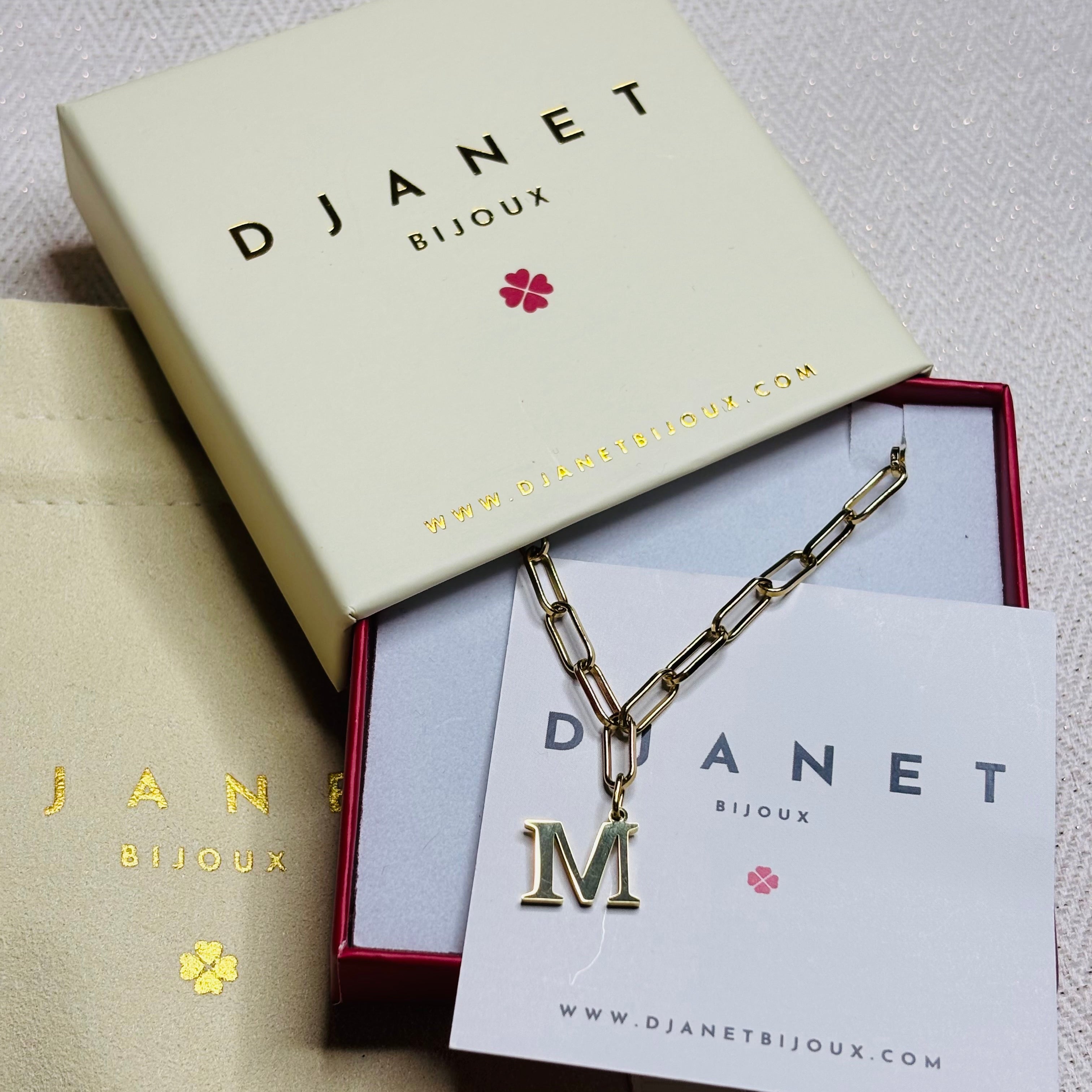 Collier personnalisé chaine maille ovale lettre initiale M présenté sur boite cadeau tiroir pochon et carte remerciement 