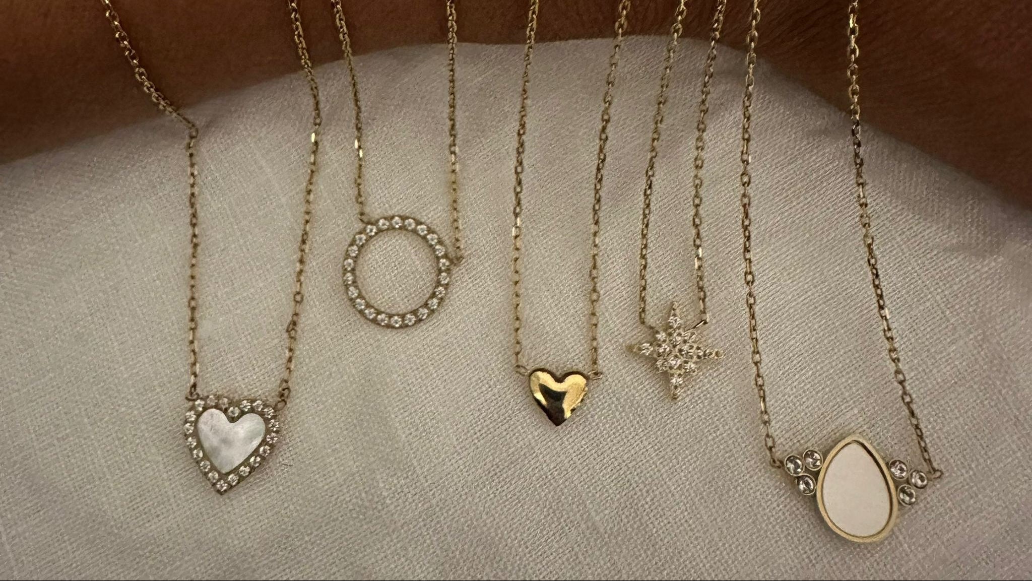 Collection de colliers chaines fines  en acier inoxydable doré, nacre et zirconium 