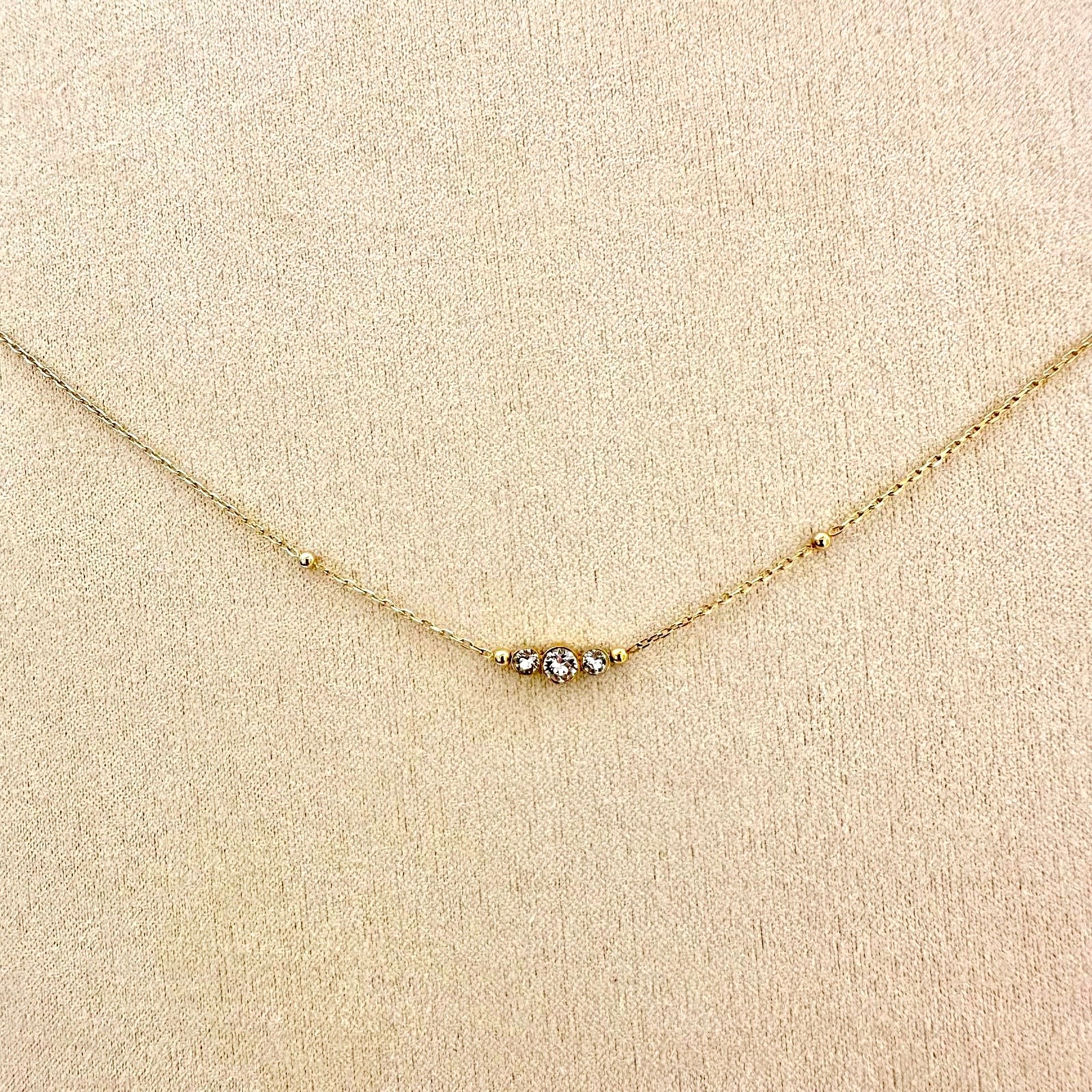 Collier femme en acier inoxydable doré à l'or fin rangée de 3 zirconium et perles dorée 