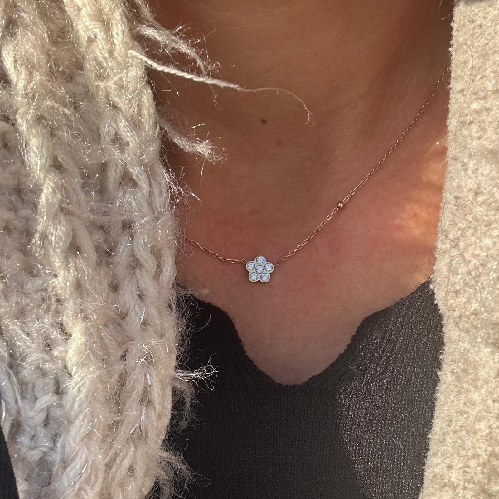 Collier fin acier inoxydable doré à l'or fin orné d'une fleur en zirconium Djanet Bijoux