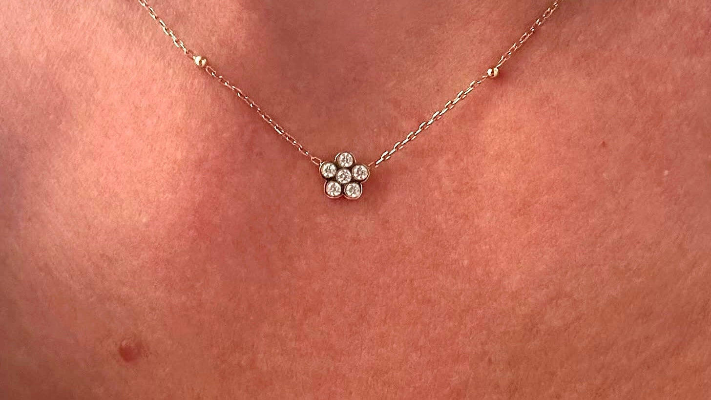 Coller chaine fine en acier inoxydable doré avec fleur en zirconium 