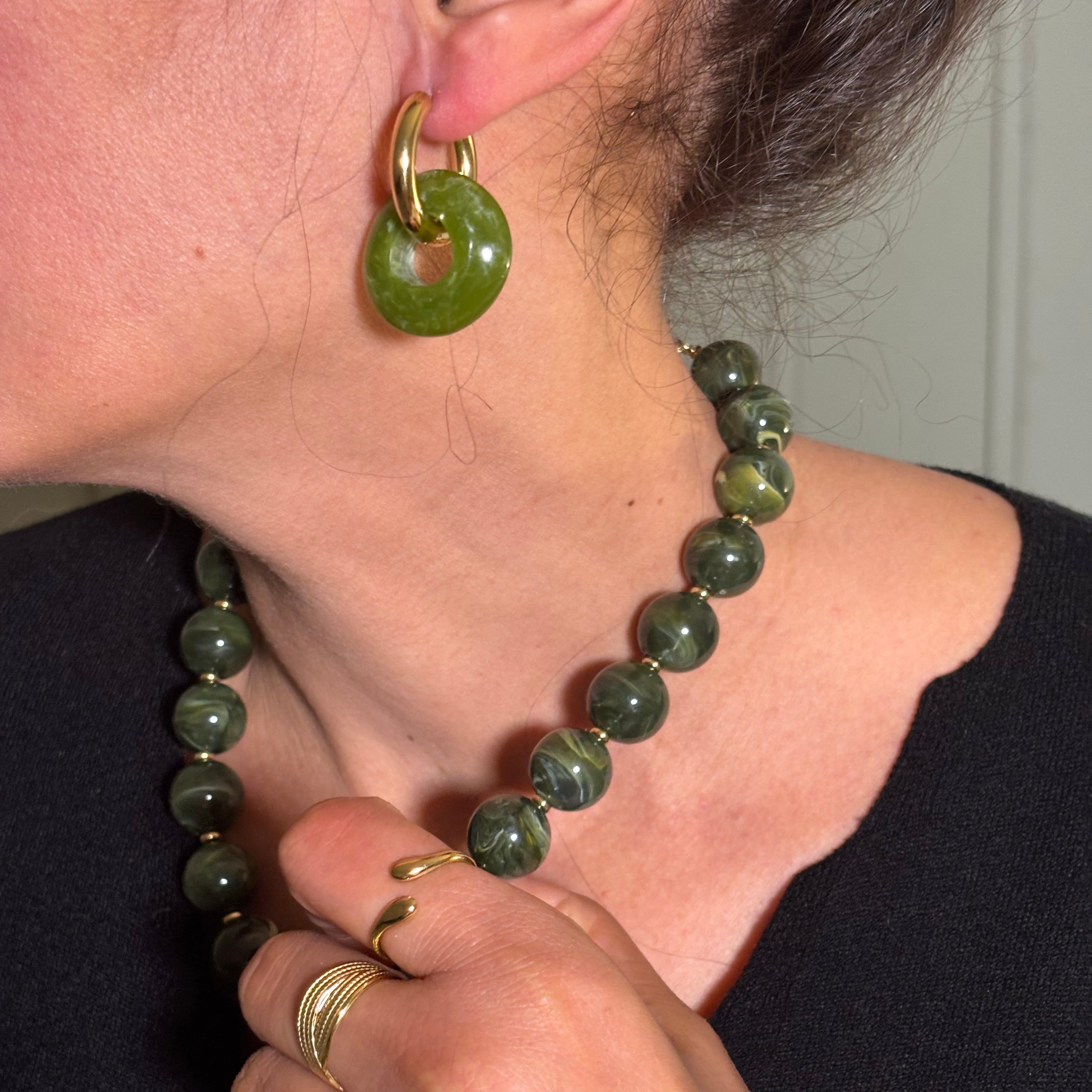 Collier grosses perles en resine vert et acier dore porté au cou Djanet Bijoux