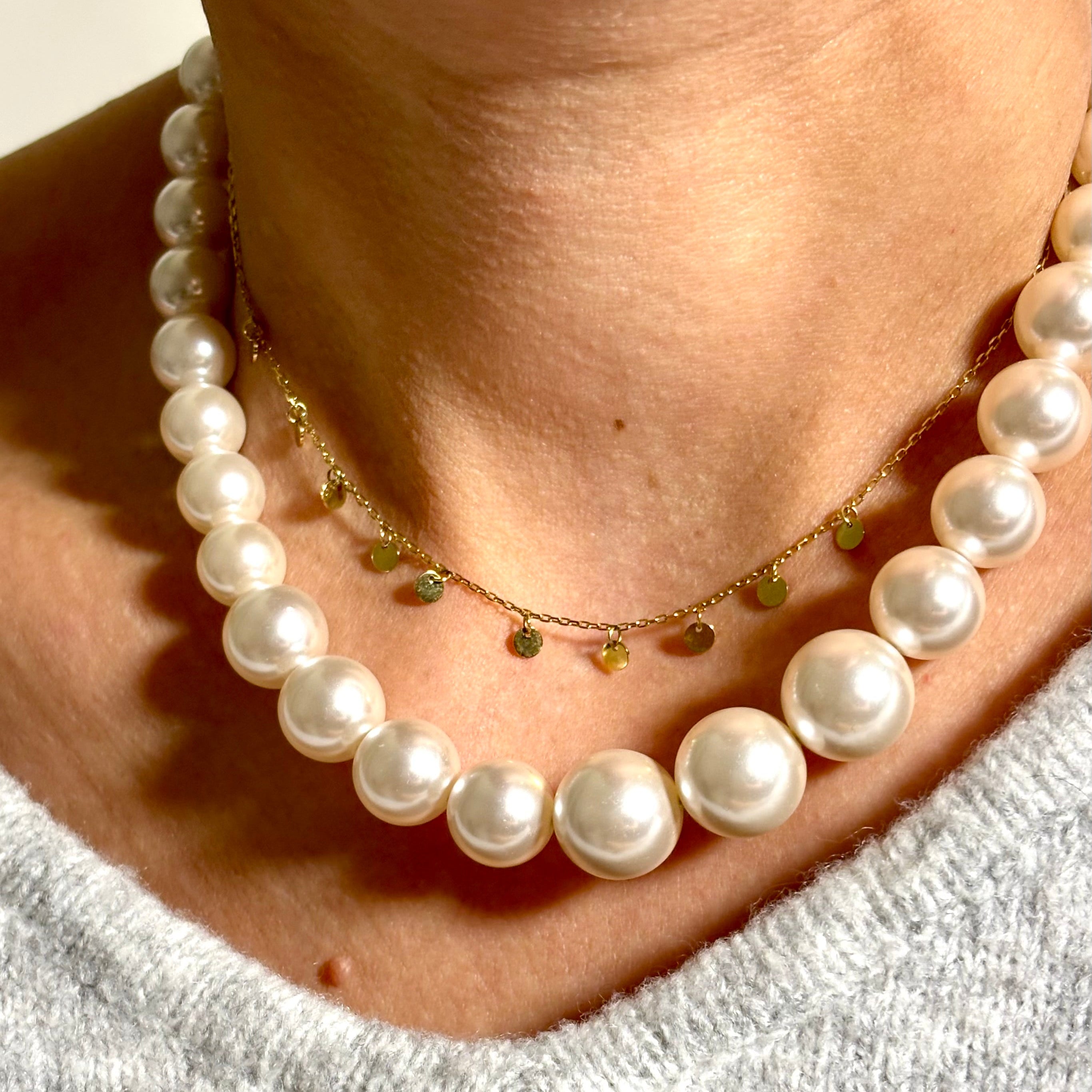 Collier grosses perles rondes en résine blanche porté au cou avec collier petites confettis en acier doré Djanet Bijoux