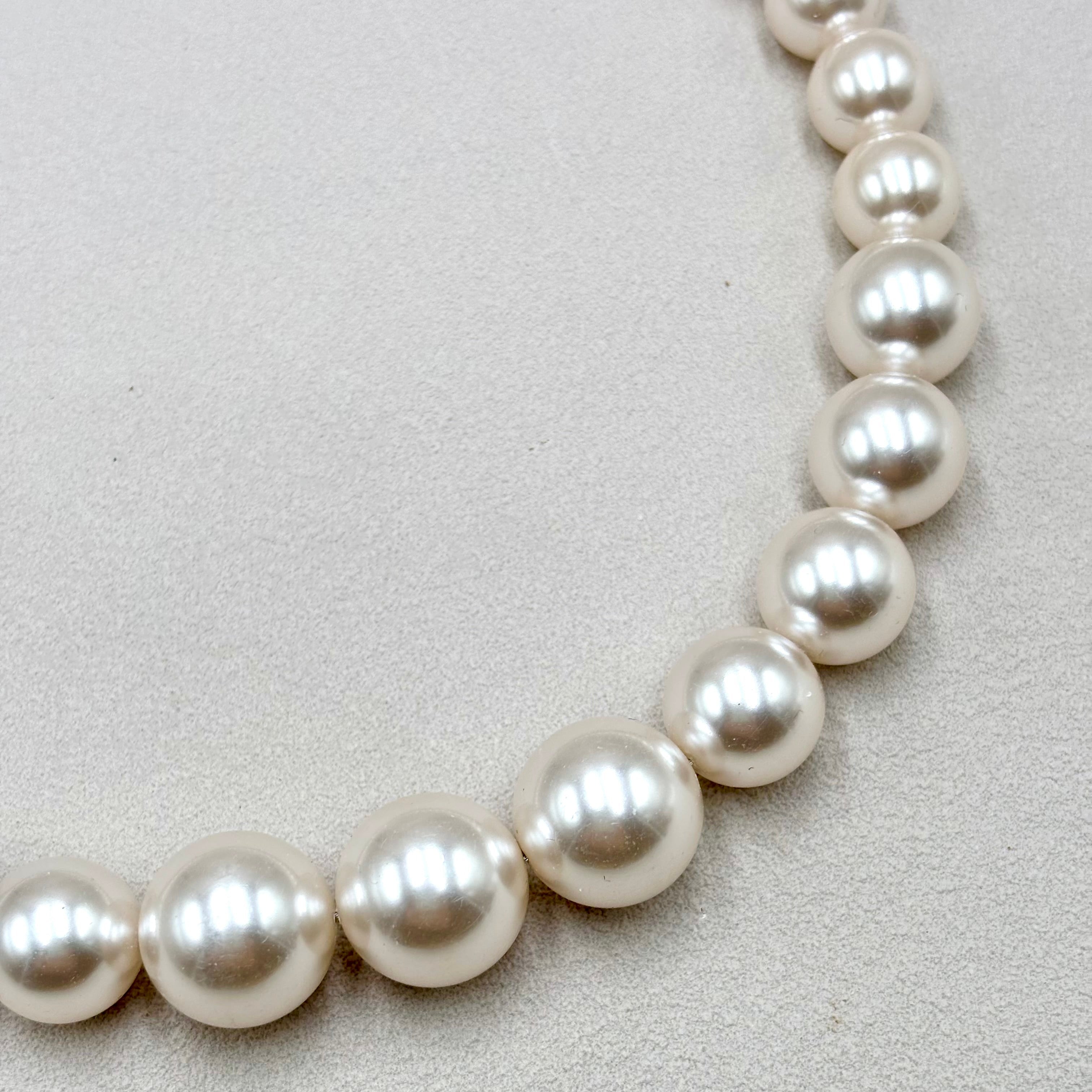 Gros plan sur Collier grosses perles rondes et lisses en résine blanche Djanet Bijoux