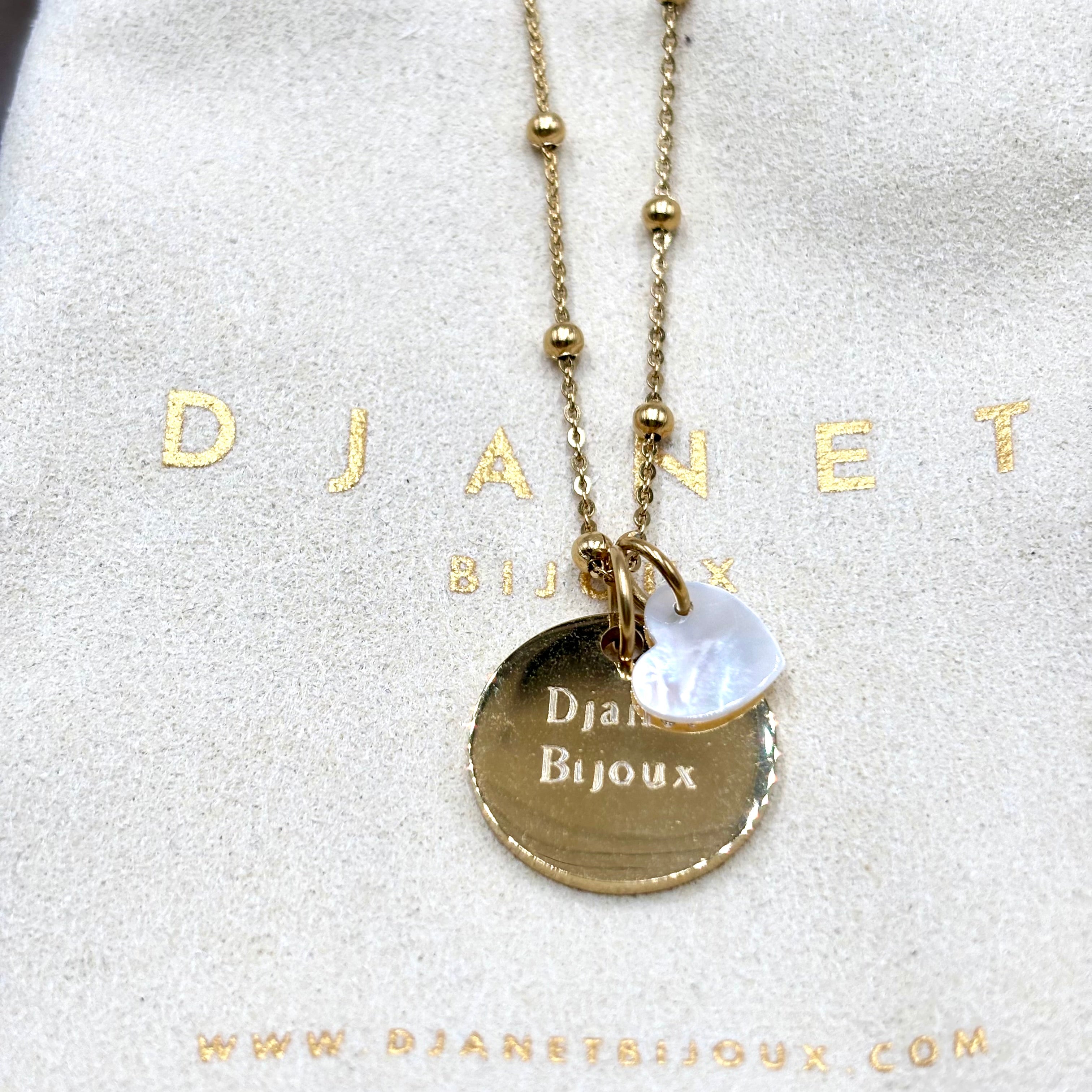 Collier personnalise medaille gravee Djanet Bijoux et chaine maille boules en acier dore et coeur en nacre
