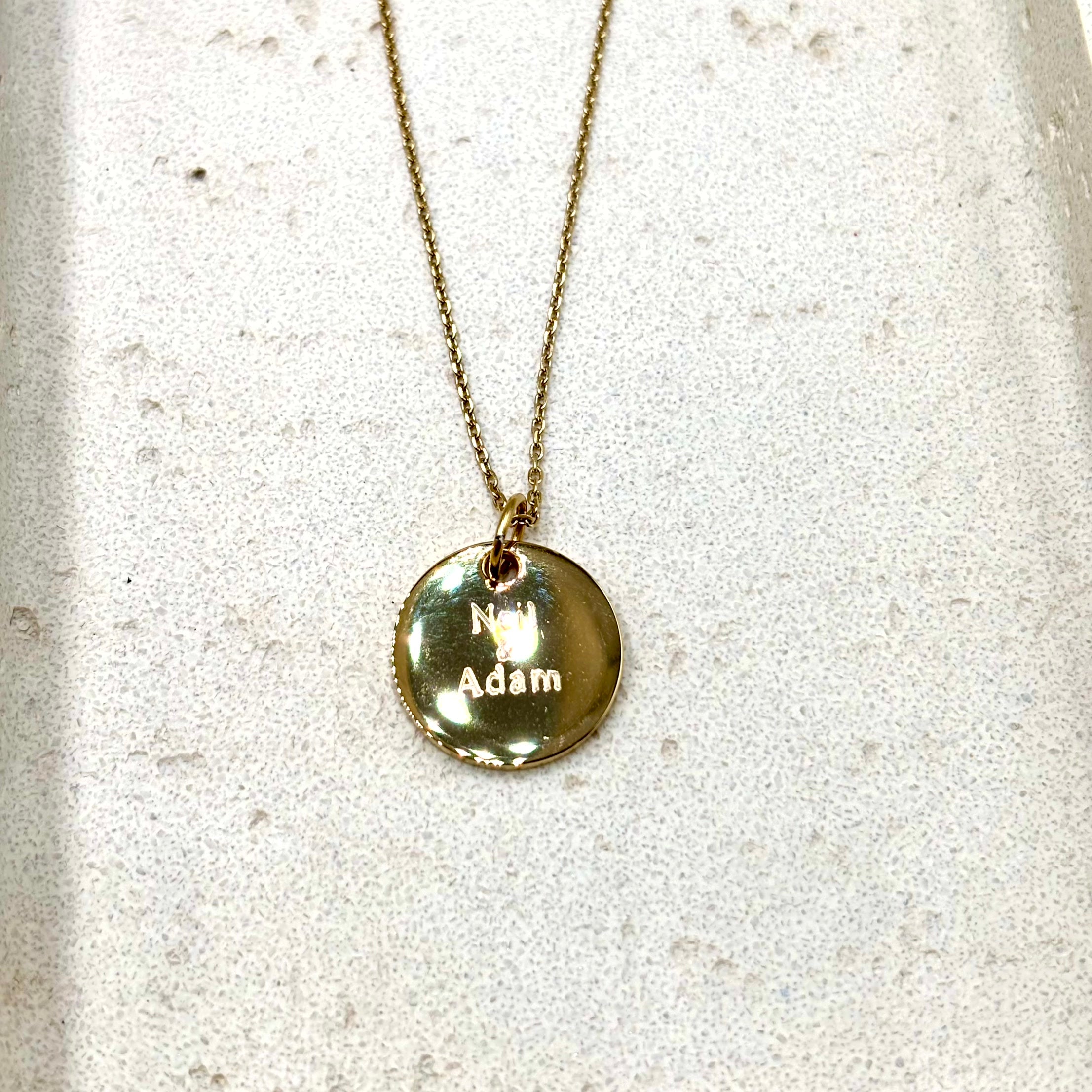 Collier maille forçat et médaille acier inoxydable doré gravée au diamant