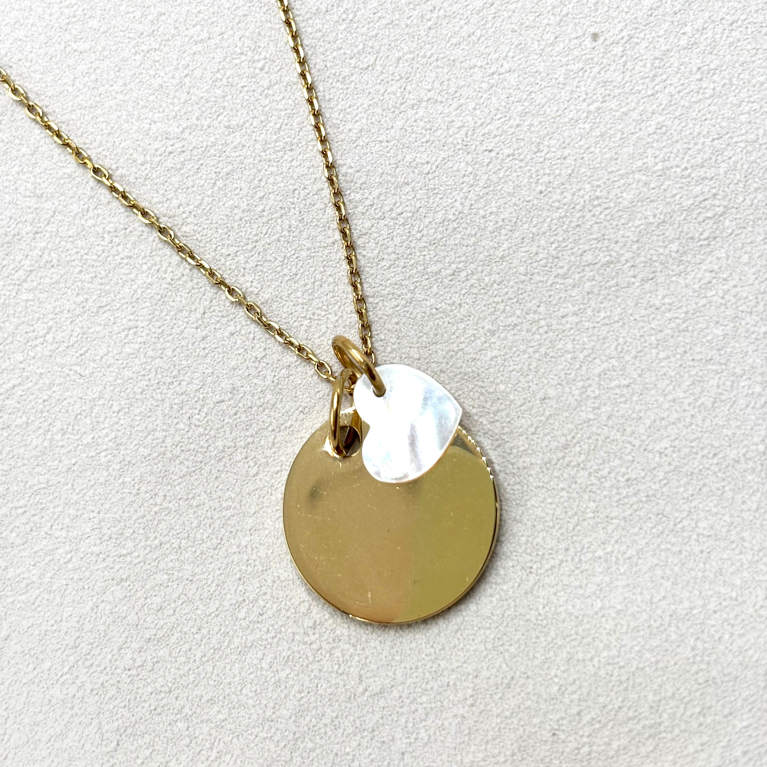 Collier personnalise medaille a graver en acier doré et charm coeur en nacre sur chaine fine 