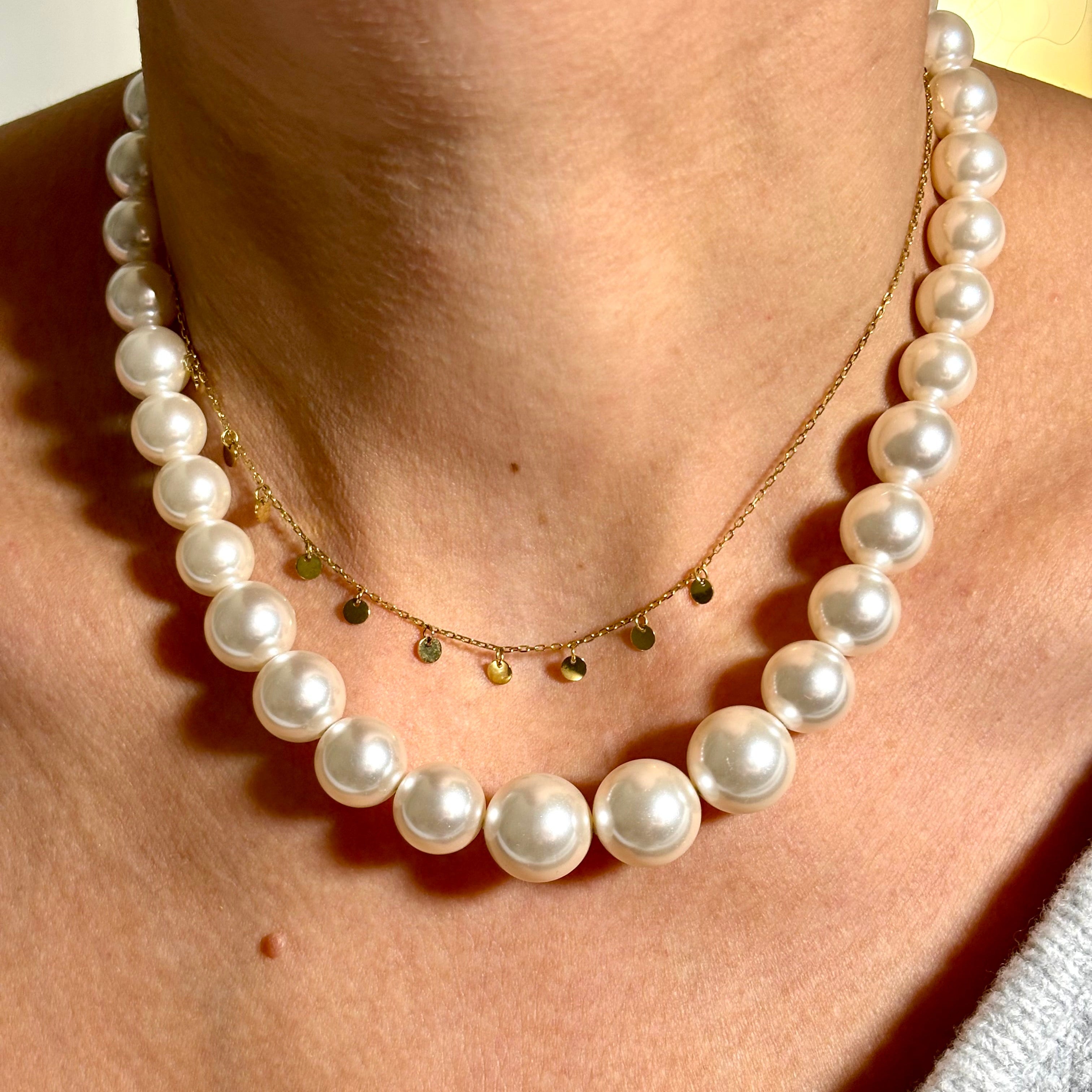 Collier perles en resine blanche porté au cou avec collier petites confettis en acier doré Djanet Bijoux