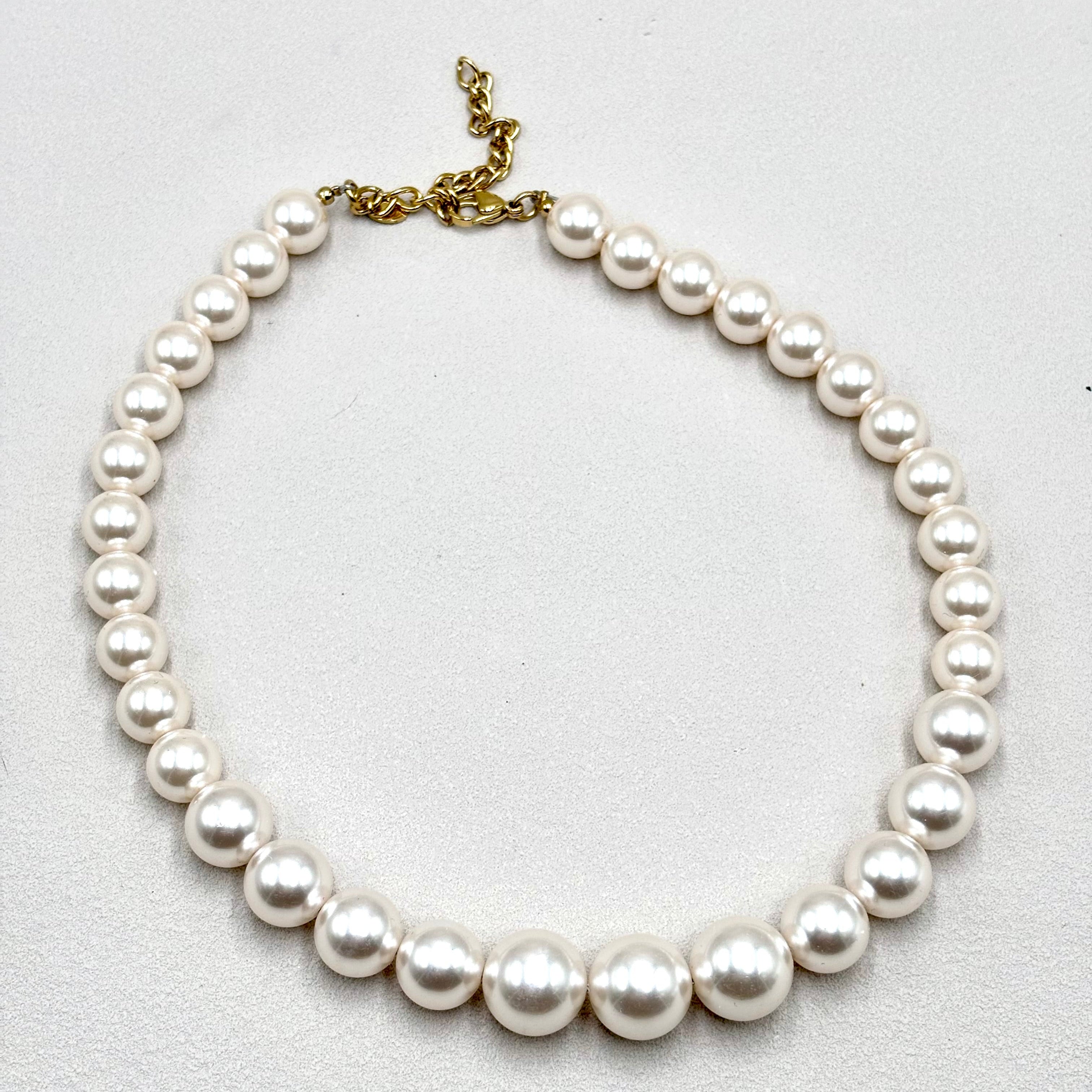 Collier grosses perles rondes et lisses en résine blanche Djanet Bijoux