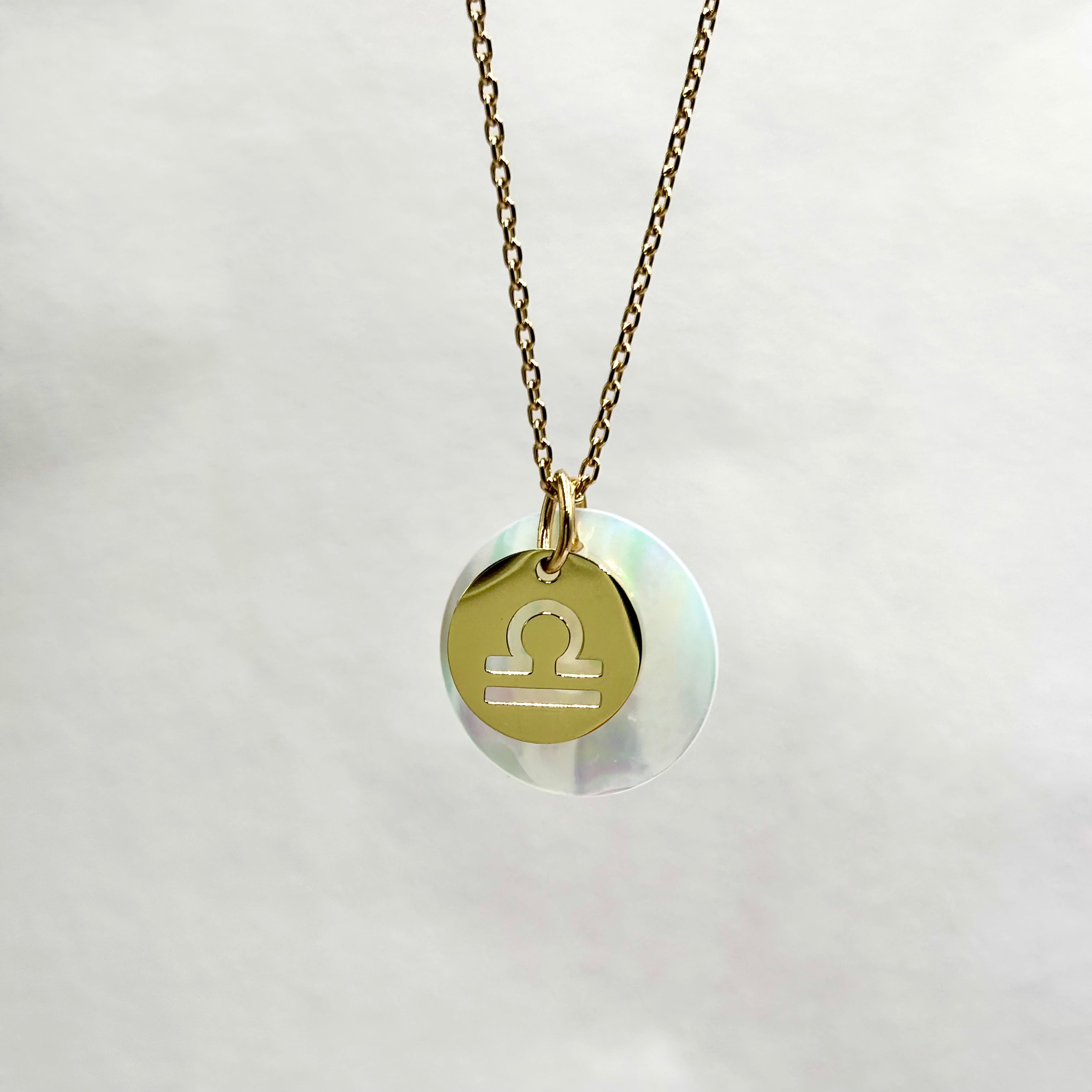 Collier personnalise signe Astro balance sur chaine maille forçat acier dore et medaille ronde en nacre 