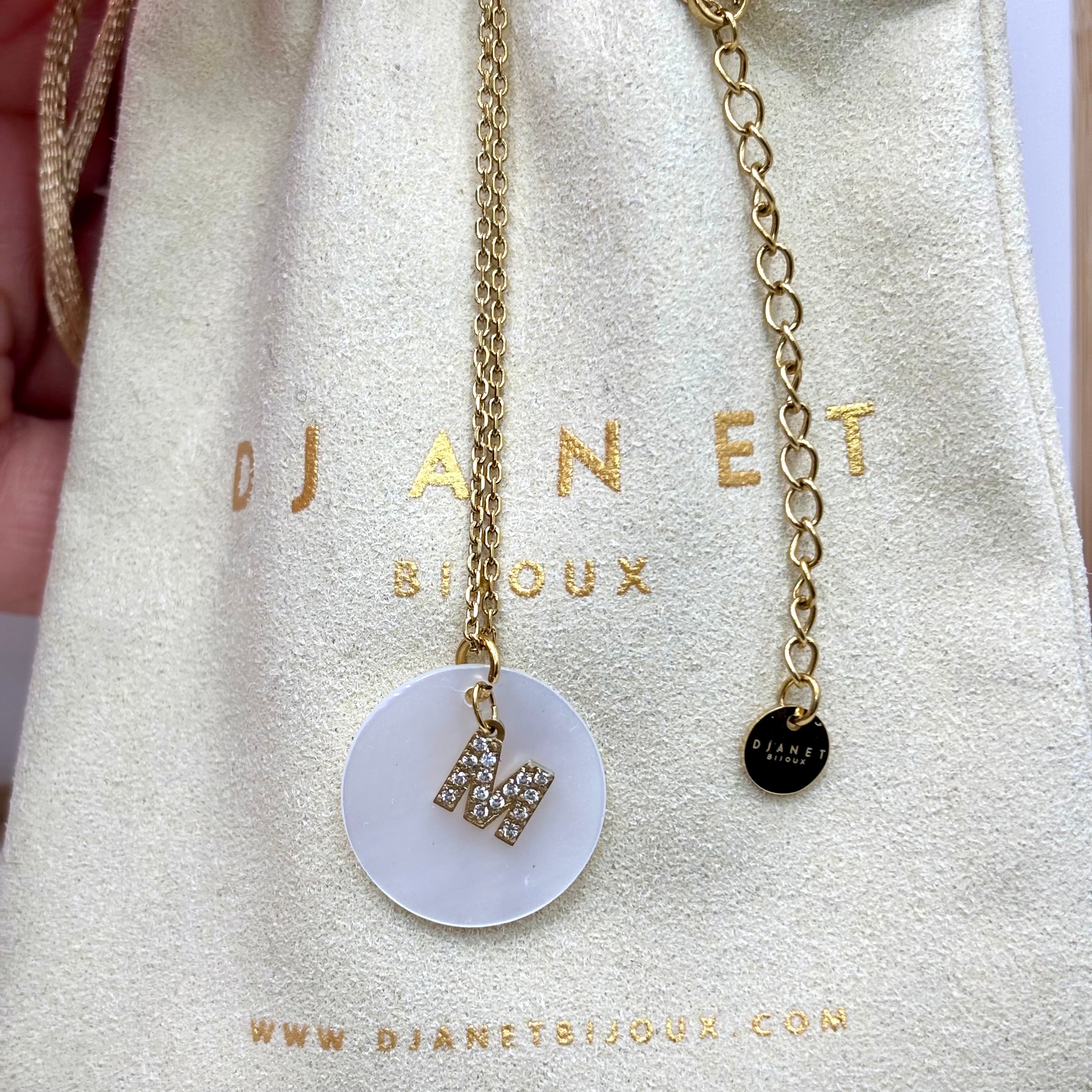 Collier personnalisé lettre initiale M en zirconium sur médaille en nacre 