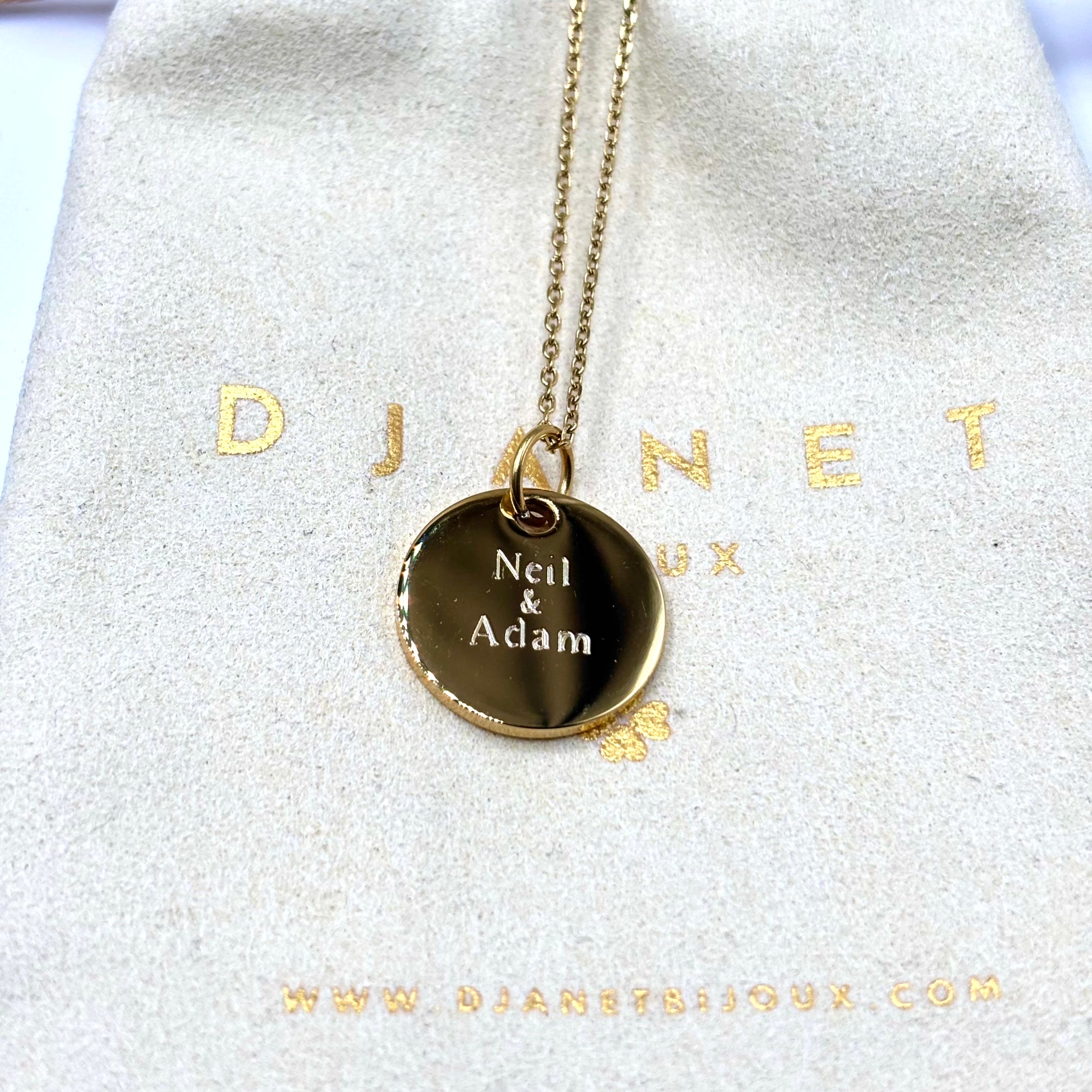 Collier prénom acier inoxydable doré à l'or fin et chaîne maille forçat sur pochon suedine Djanet Bijoux