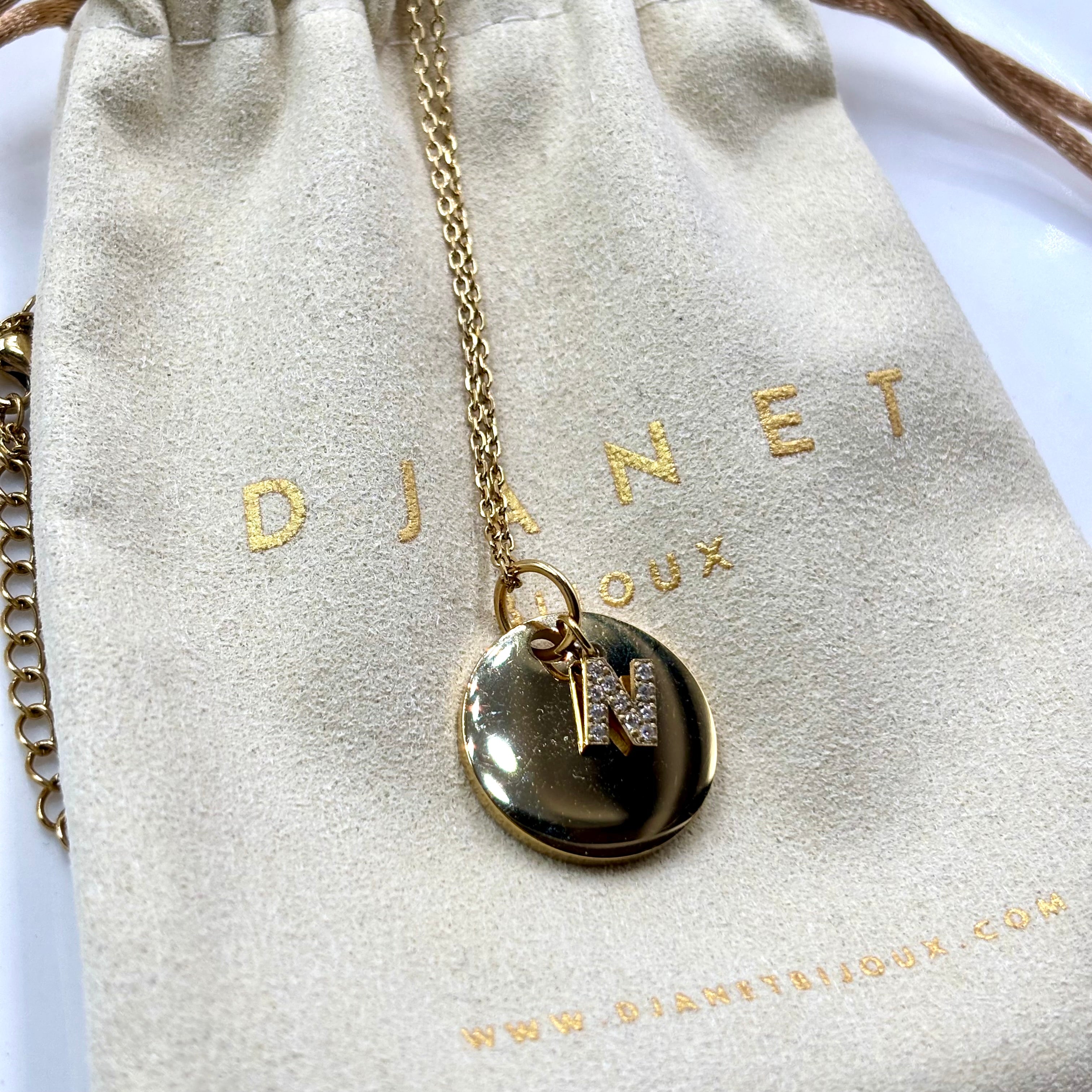 Collier personnalisé femme en acier inoxydable doré à l'or fin avec médaille à graver et lettre initiale en oxydes de zirconium