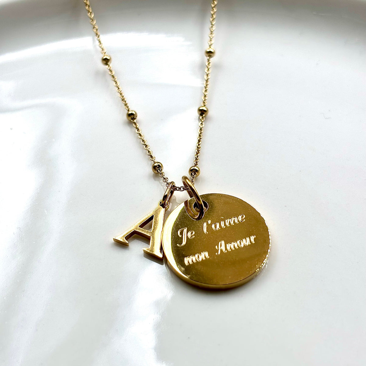 Collier personnalisé lettre initiale médaille gravée et chaine boule en acier inoxydable doré