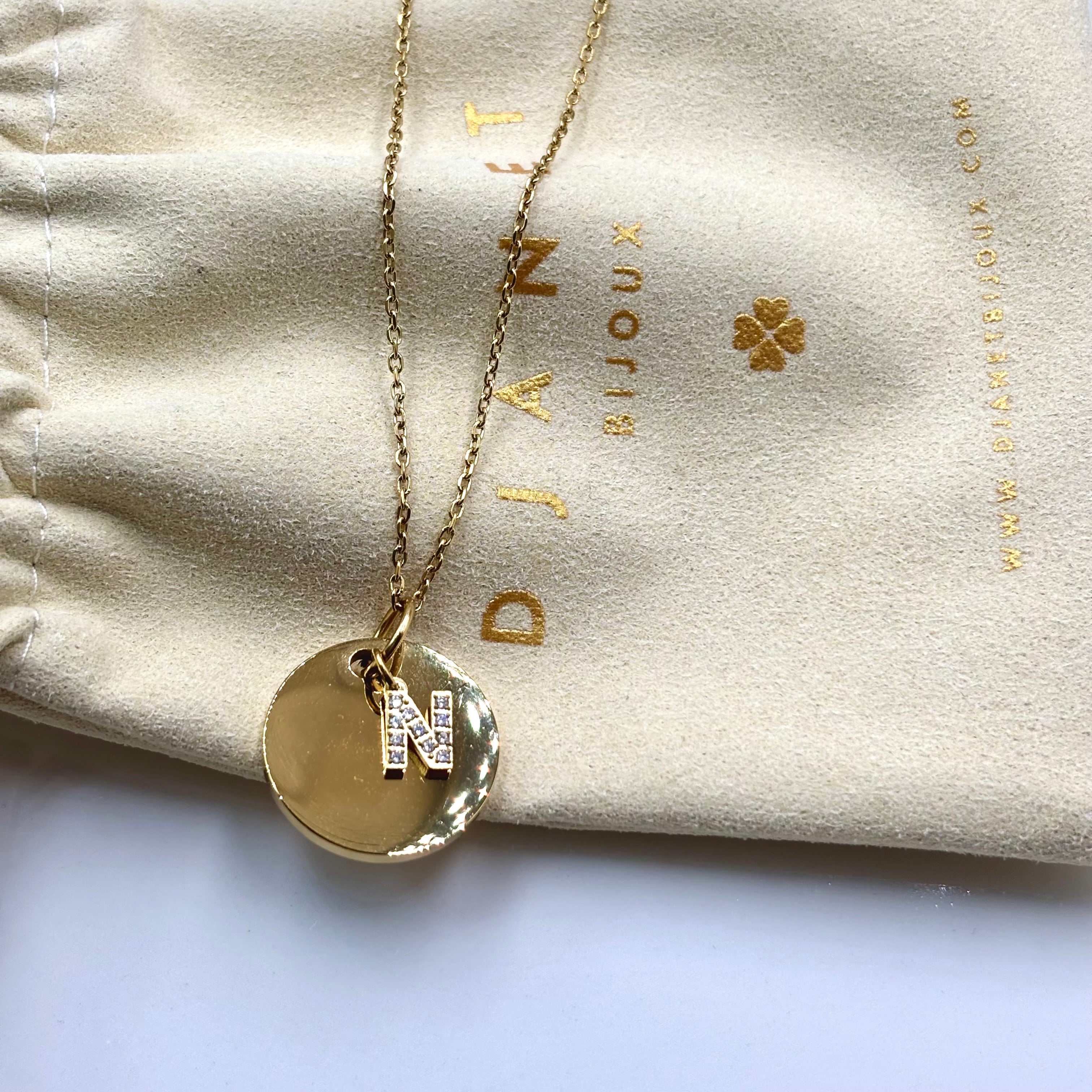 Collier personnalisé en acier doré médaille à graver et lettre initiale en oxydes de zirconium