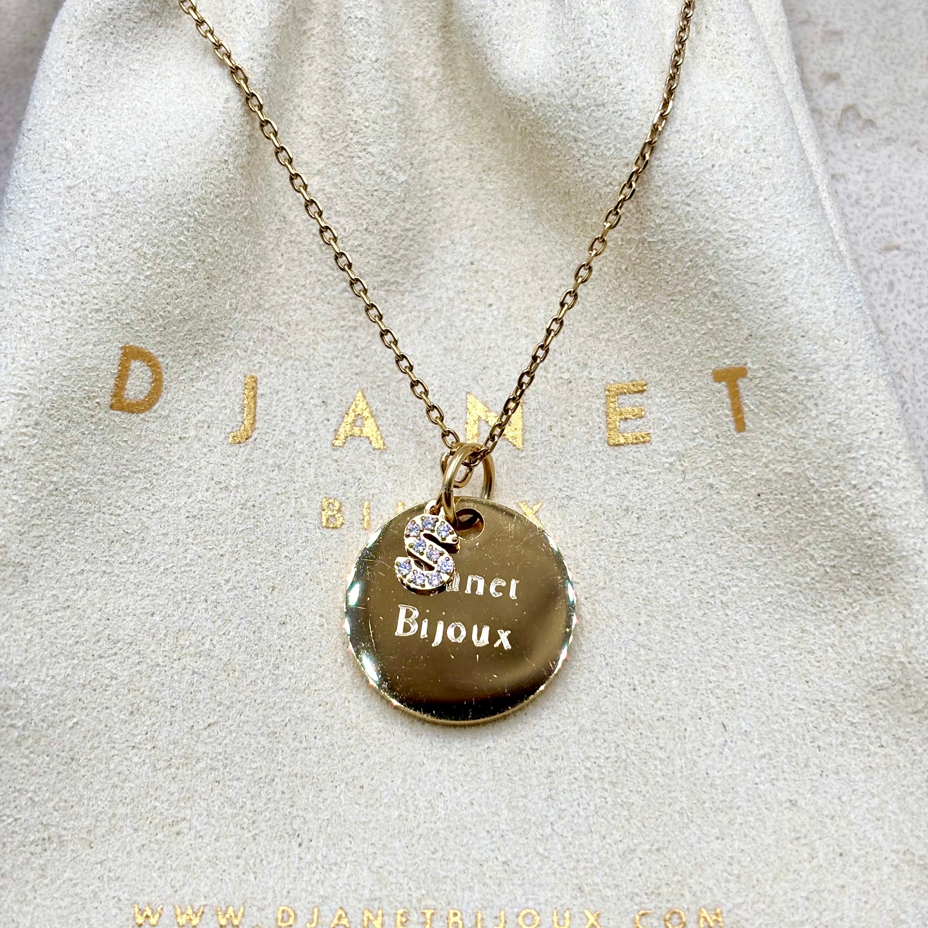 Collier personnalisé femme médaille à graver en acier inoxydable doré à l'or fin et lettre en zirconium