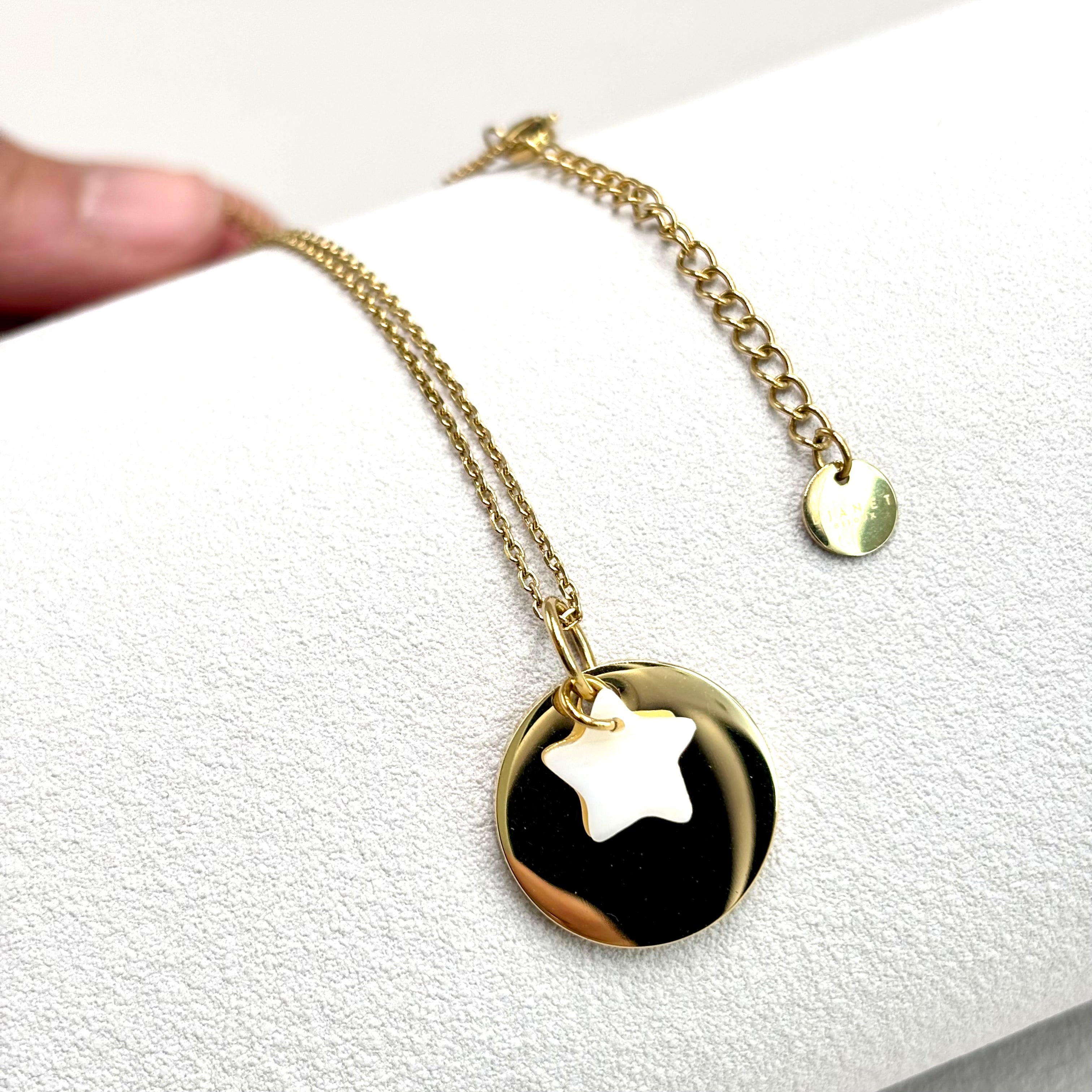 Collier personnalisé medaille à graver sur chaine en acier inoxydable doré a l'or fin orné d'une étoile en nacre