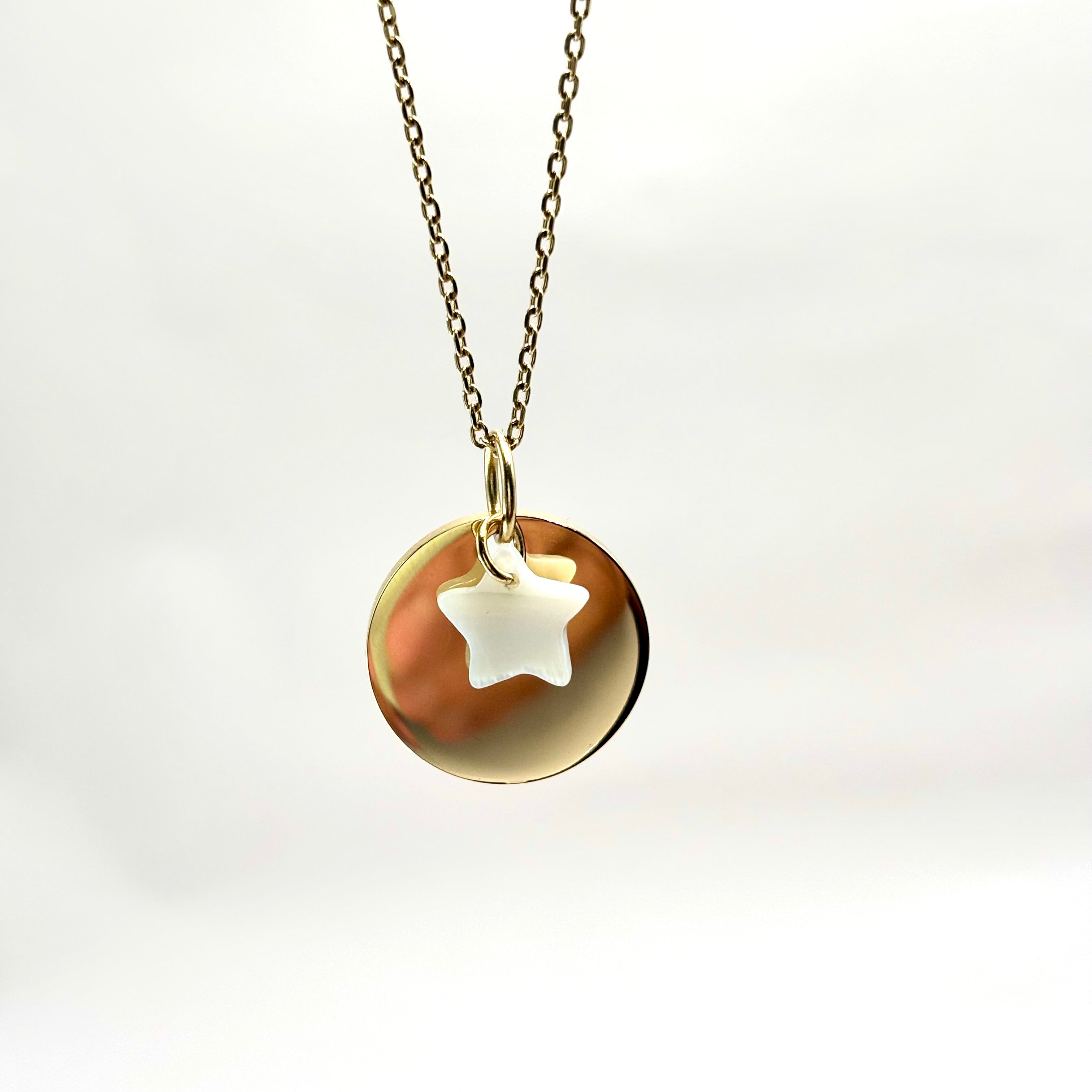 Collier personnalisé médaille à graver sur chaine fine en acier inoxydable dore à l'or fin orne d'une étoile en nacre