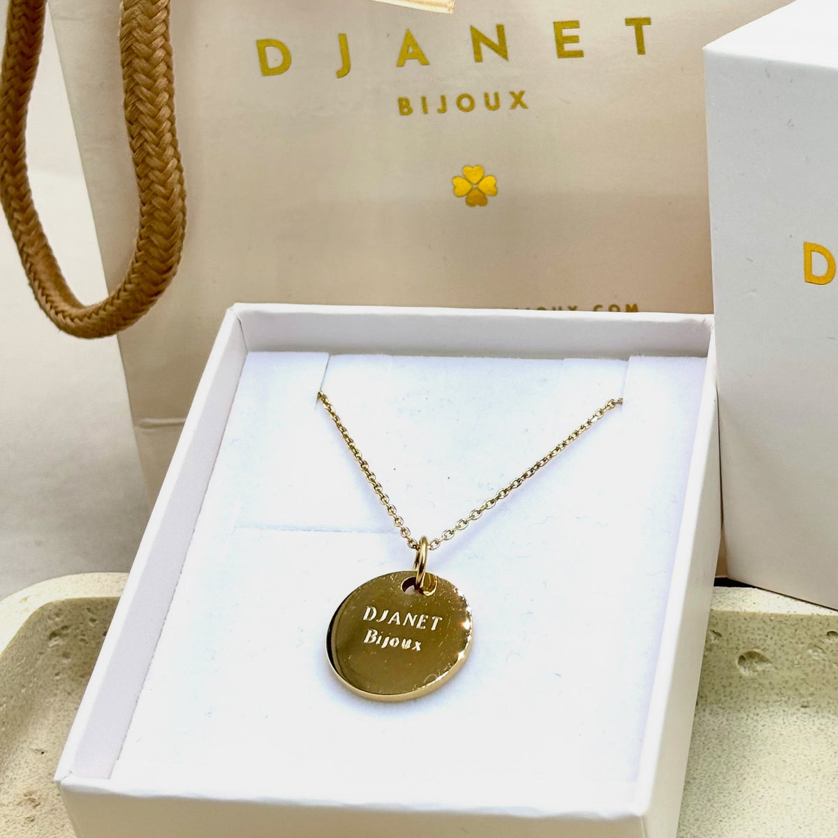 Collier personnalisé medaille gravee en acier inoxydable doré présenté sur boite cadeau tiroir Djanet Bijoux