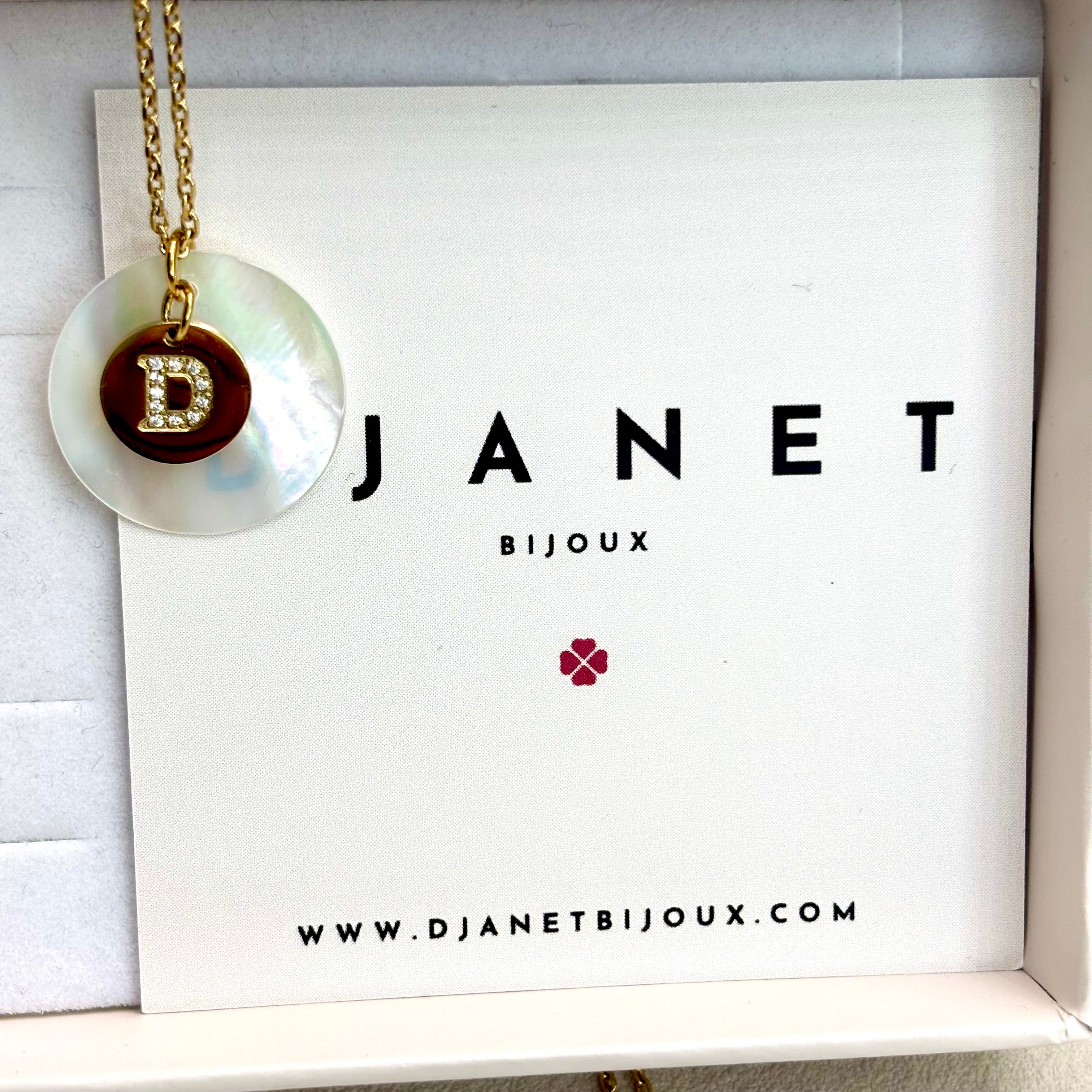 Collier personnalisé médaille nacrée et lettre zirconium gravé sur charm en acier doré présentée sur boite cadeau Djanet Bijoux