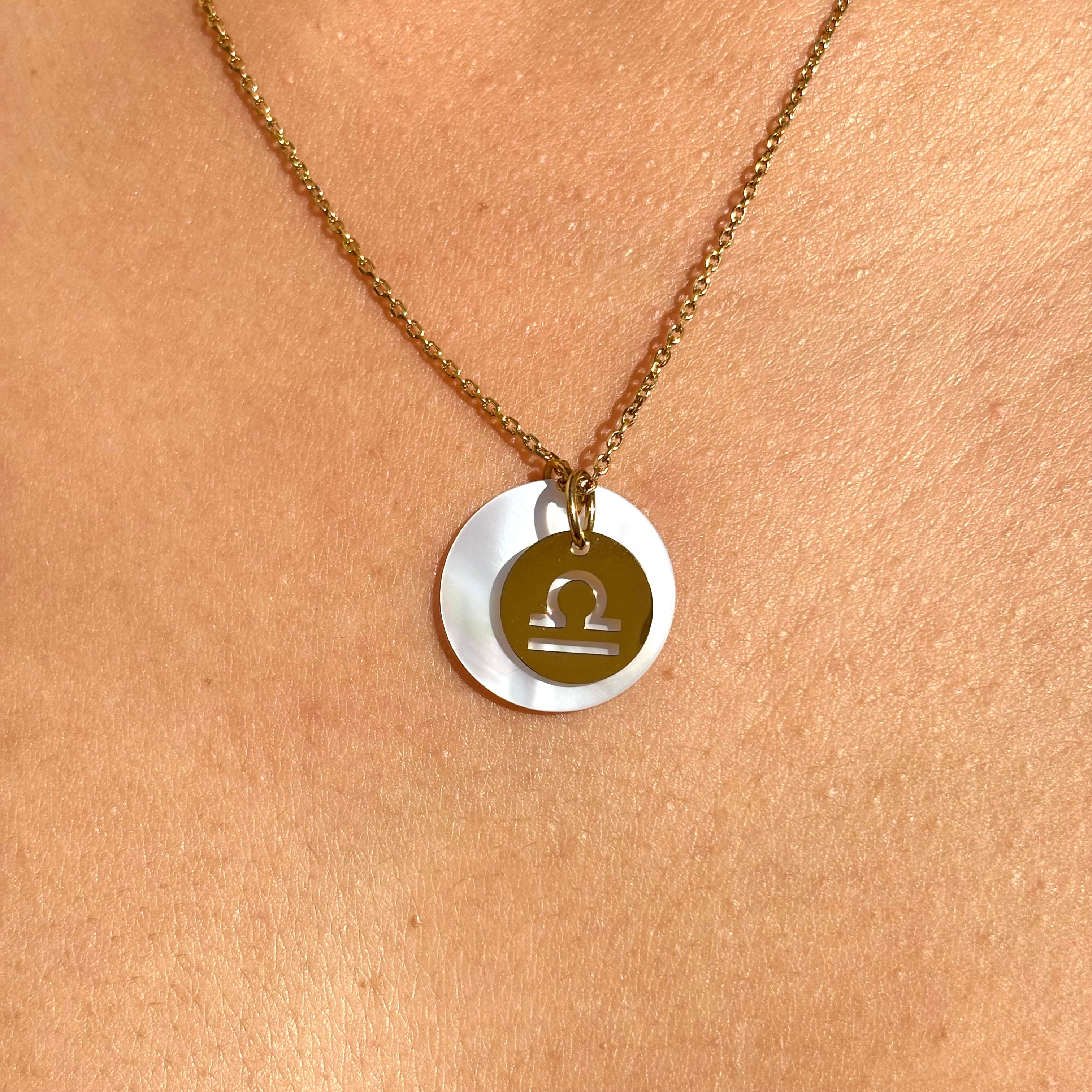 Collier personnalise signe Astro balance sur chaine maille forçat acier dore et medaille ronde en nacre présenté porté 