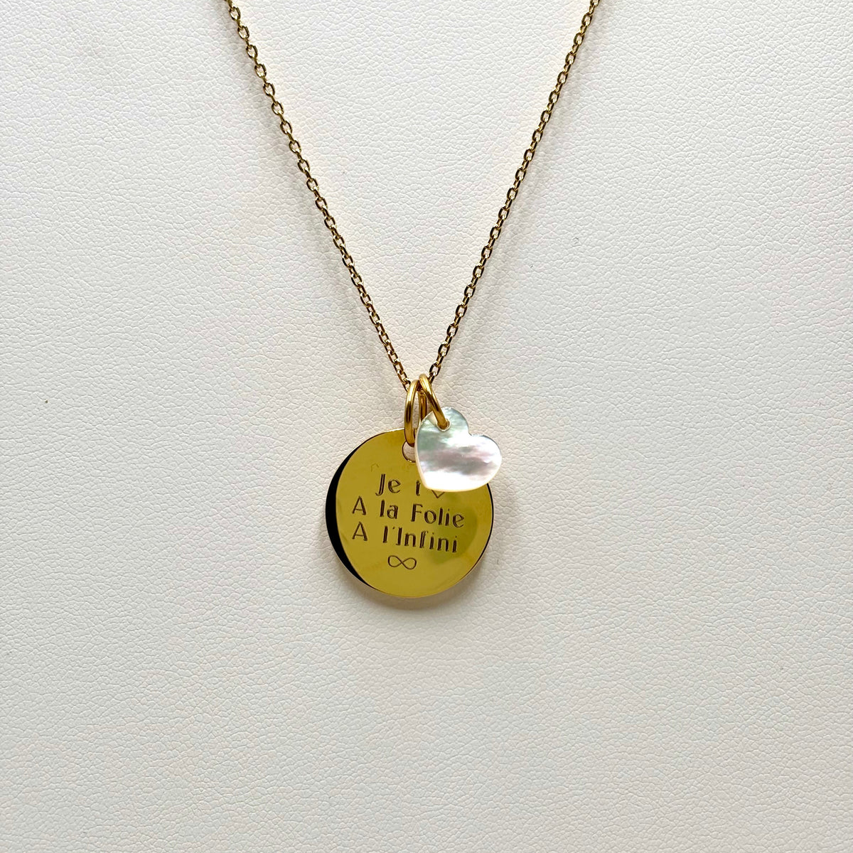 Collier pendentif rond en acier inoxydable doré gravé avec charm nacre blanche